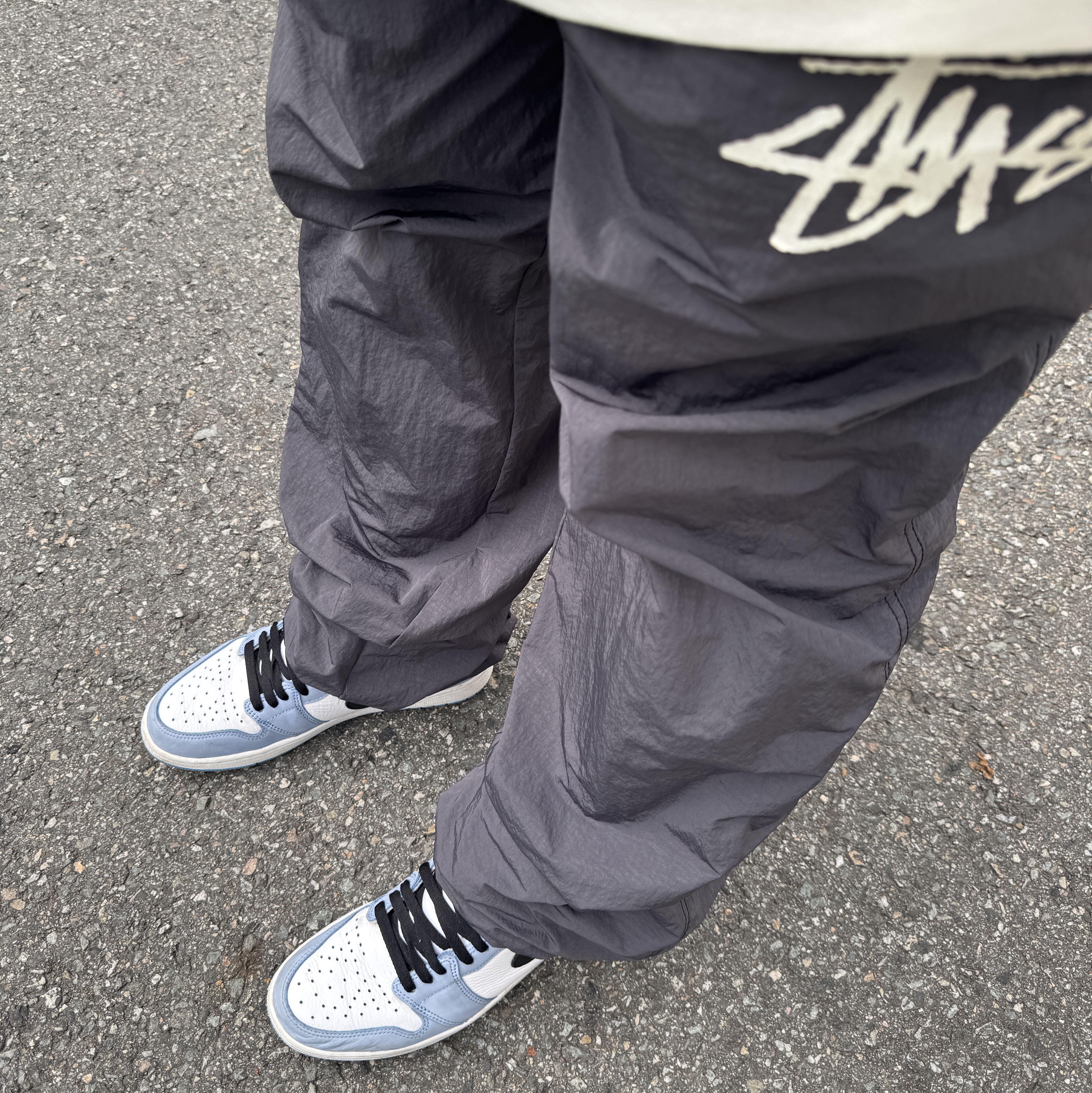 Nike x Stussy Beach Pants Off Noir, Jordan 1 Retro High OG University Blue 착용 스타일