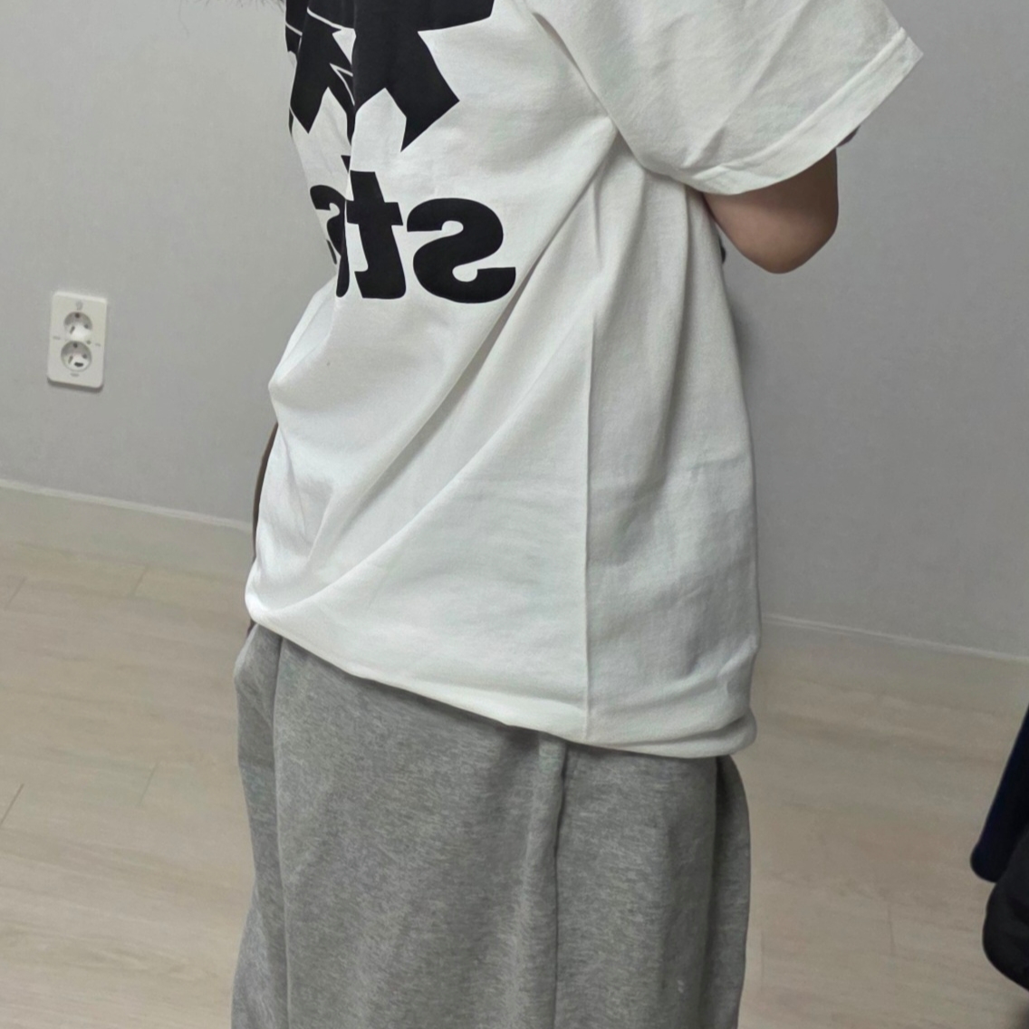 Stussy Surfwalk T-Shirt White 착용 스타일