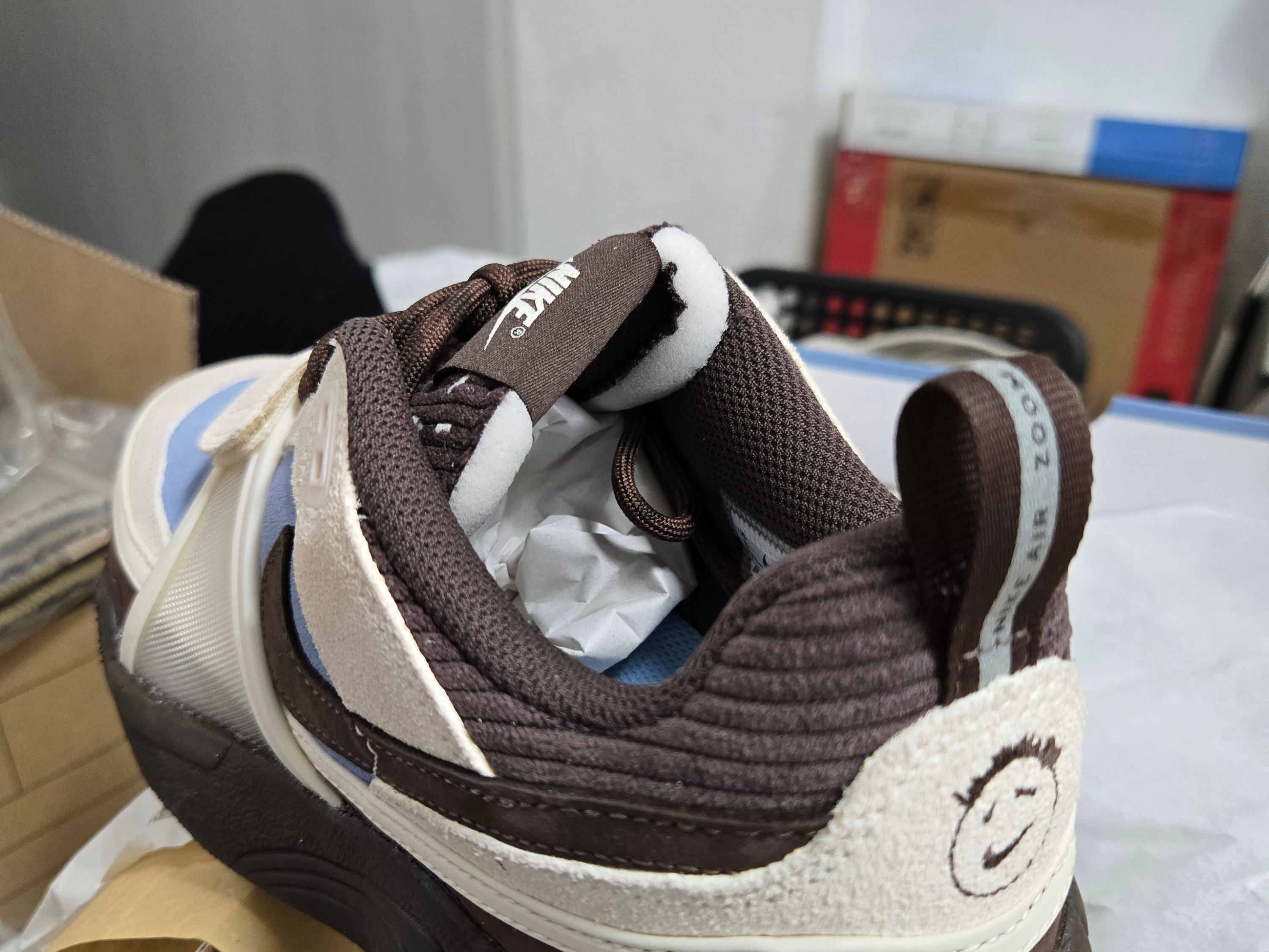 Nike x Travis Scott Zoom Field Jaxx Pale Ivory and Leche Blue 착용 스타일
