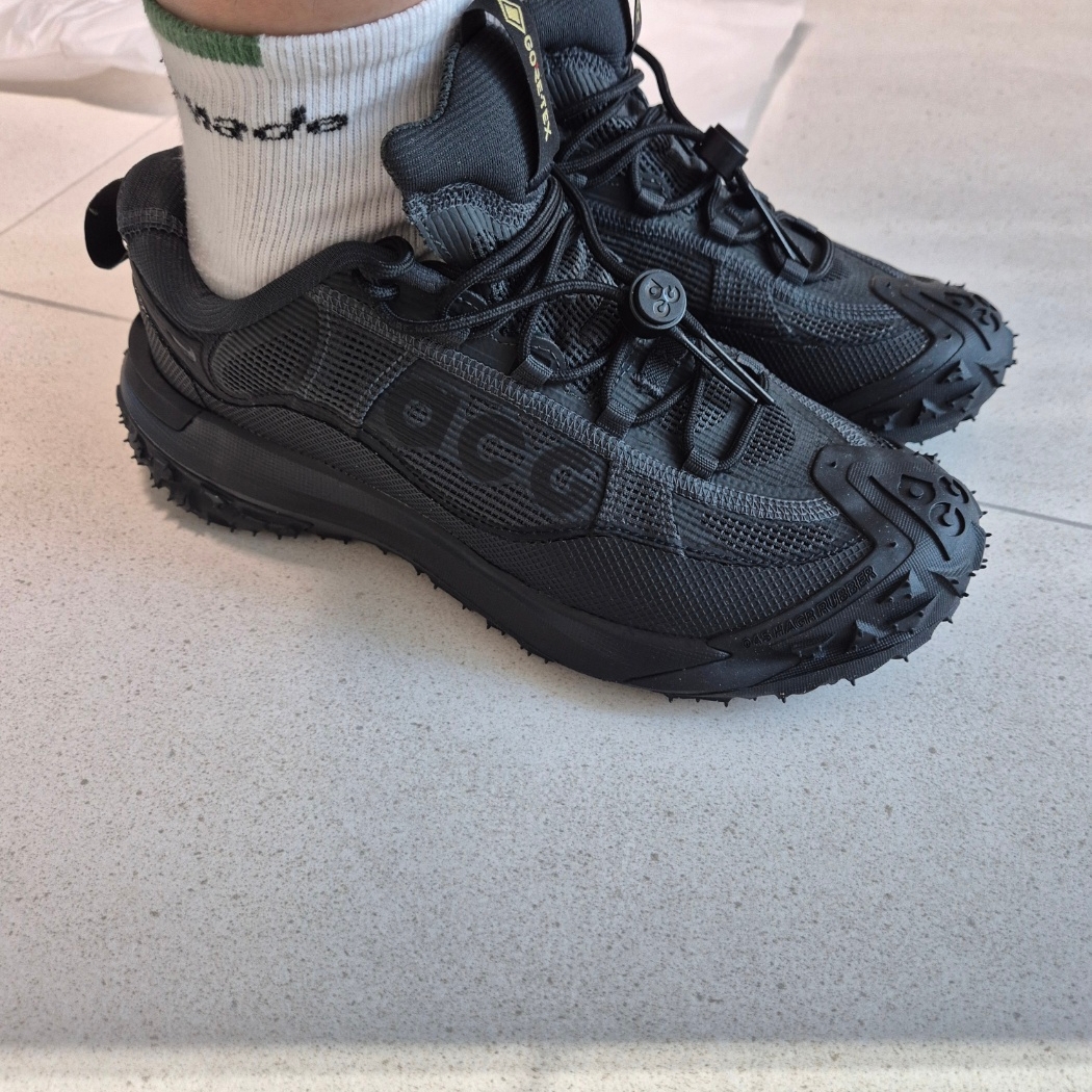 Nike ACG Mountain Fly 2 Low Gore-Tex Black and Dark Smoke Grey 착용 스타일