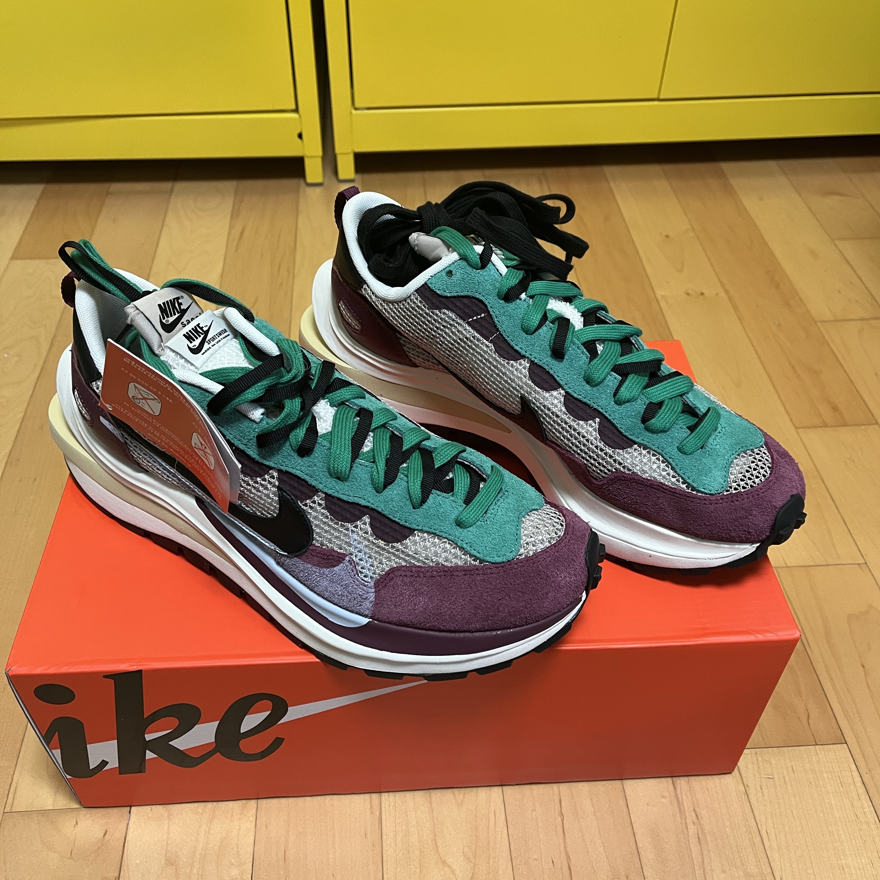 Nike x Sacai VaporWaffle String & Black Villain Red 착용 스타일