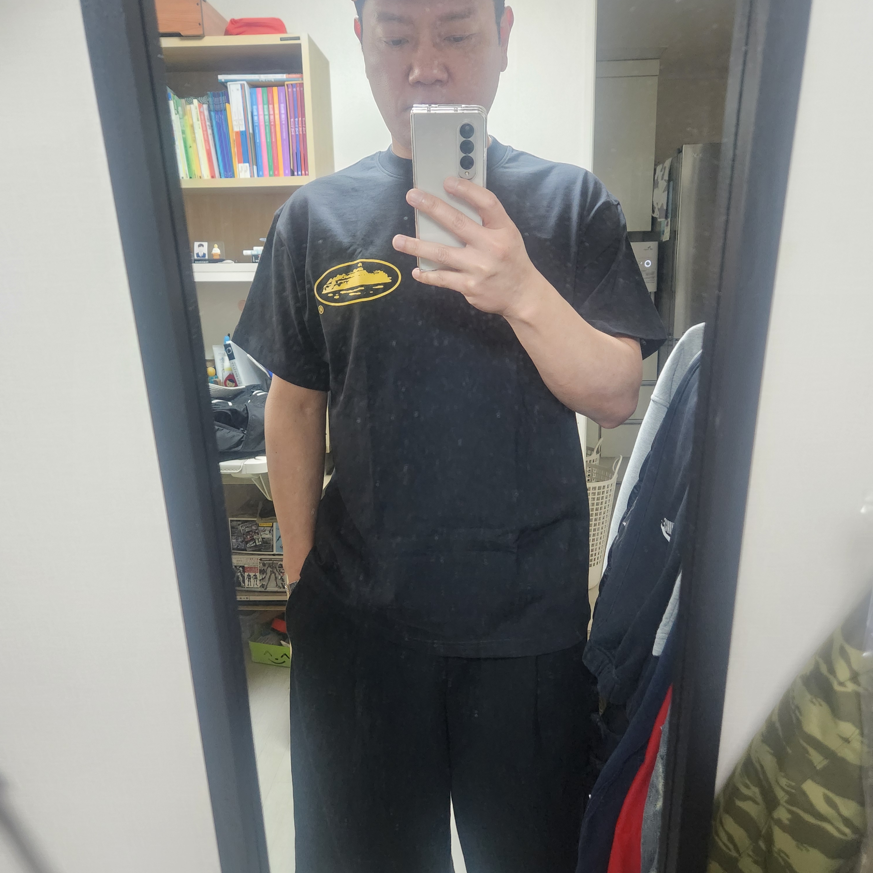 Corteiz OG Alcatraz T-Shirt Black Yellow, Corteiz OG Island T-Shirt Black Yellow 착용 스타일 - 2