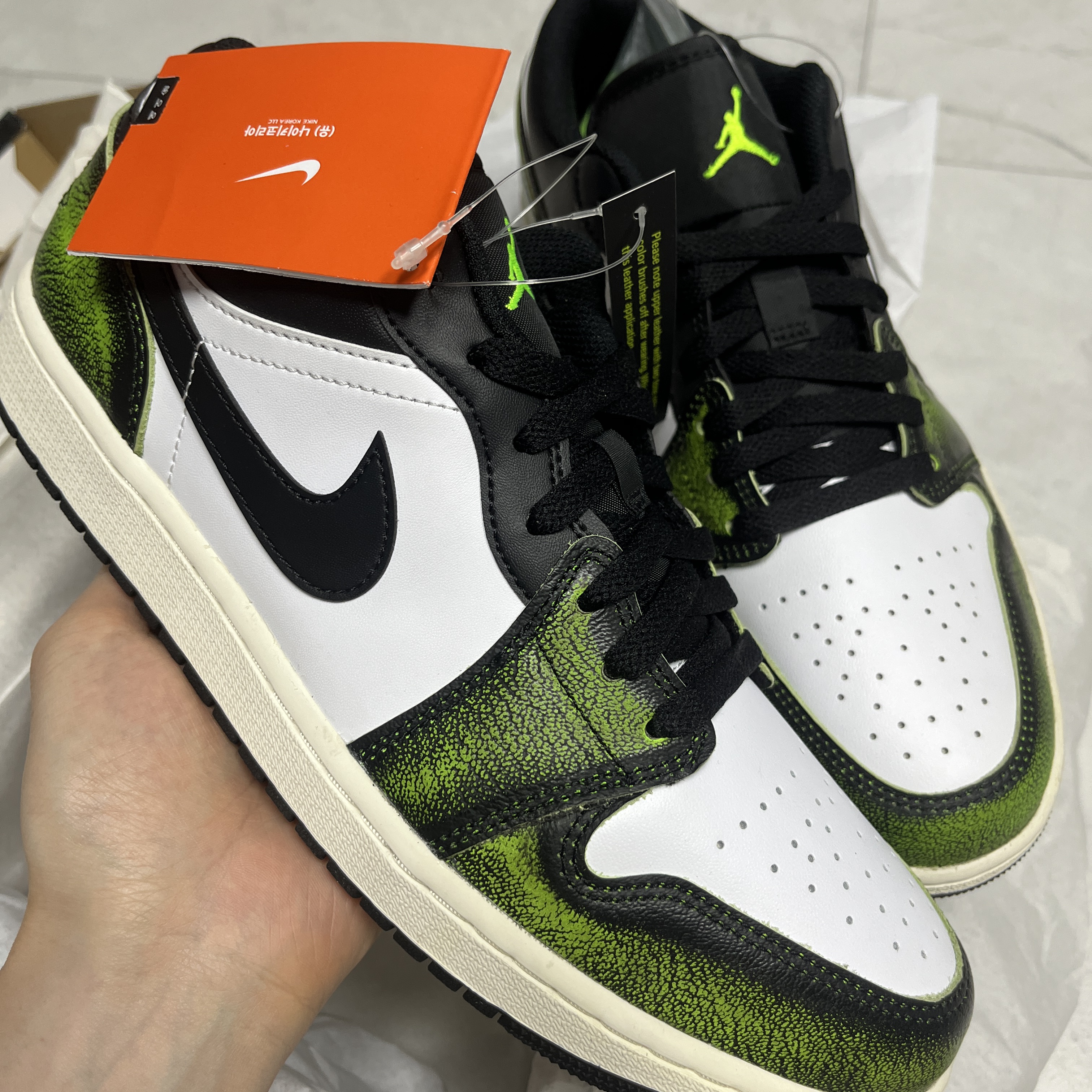 Jordan 1 Low SE Black Electric Green 착용 스타일