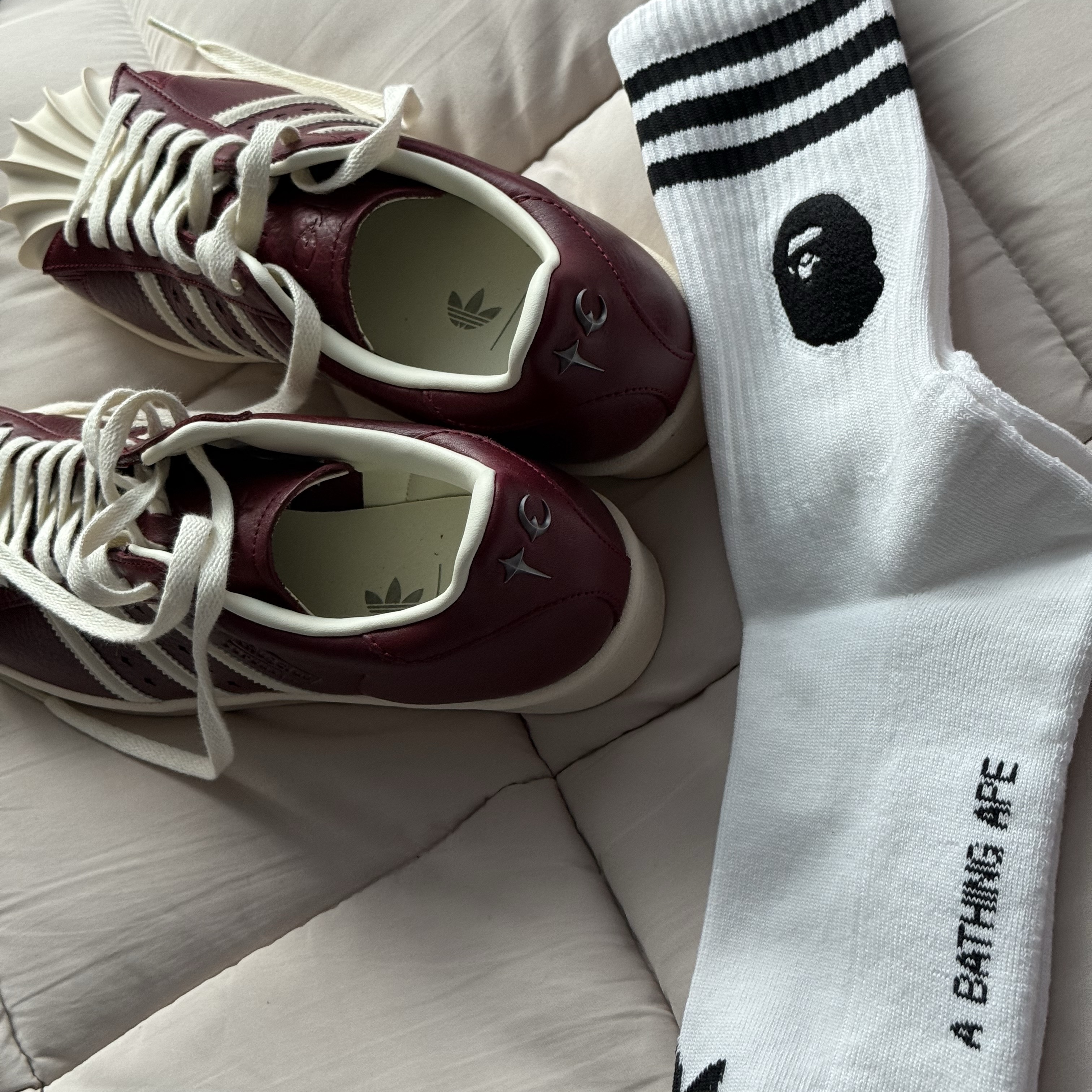 Adidas x BAPE Socks White Black, Adidas x Thug Club Superstar Vintage Collegiate Burgundy Cream White 착용 스타일