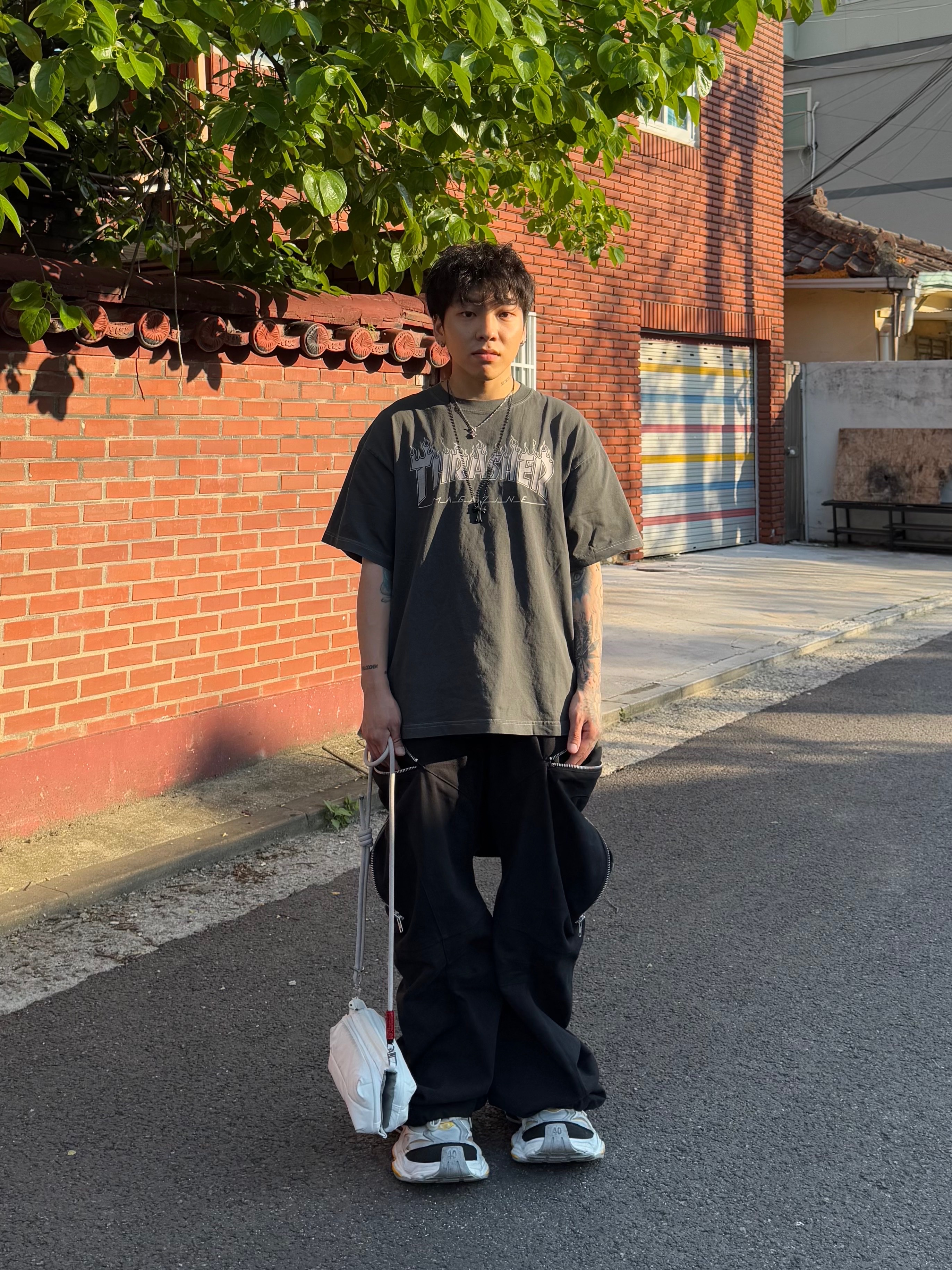 Balenciaga Cargo Sneakers Grey Black Yellow 착용 스타일 - 2