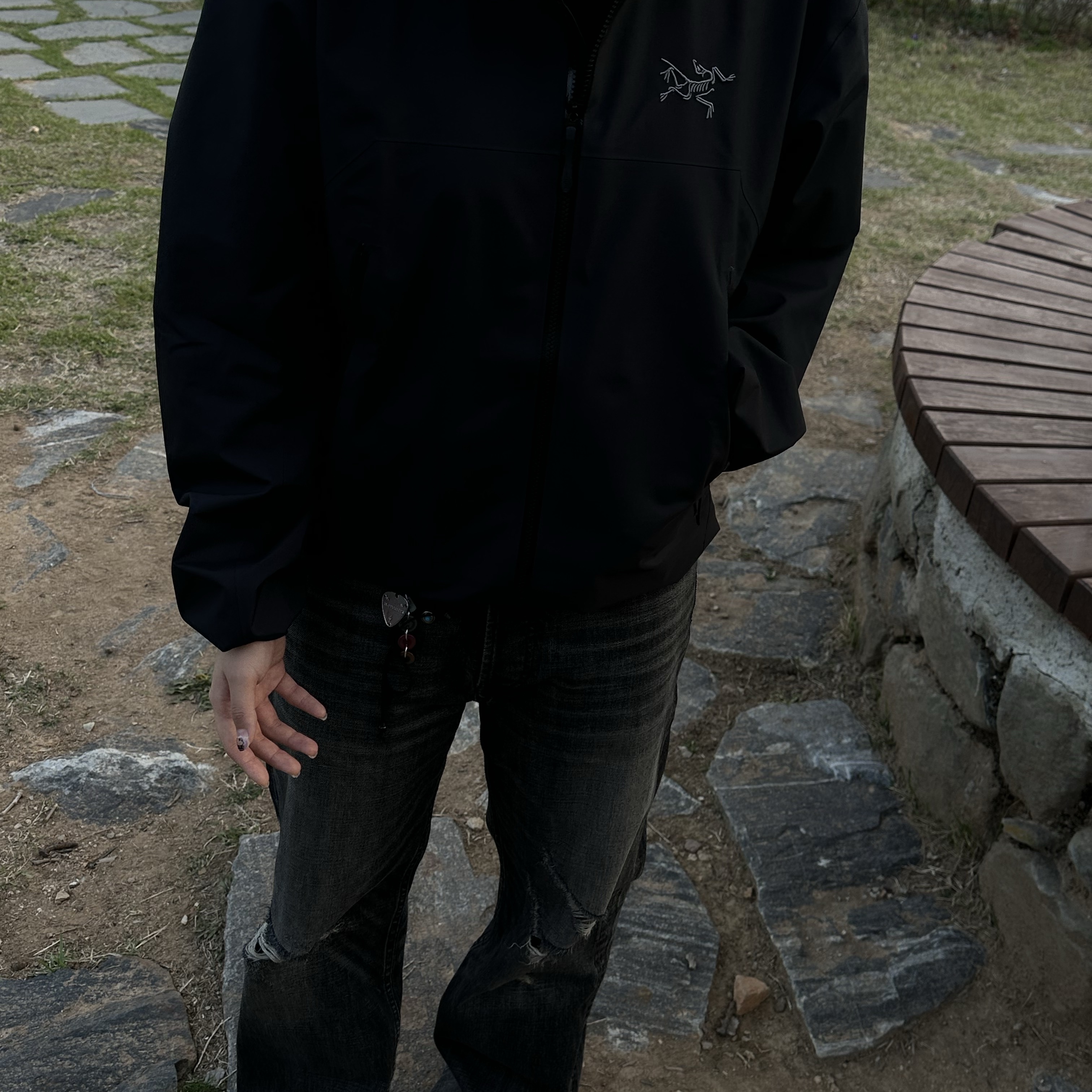 Arc'teryx Beta Jacket Black, Sony WH-1000XM5 Black (Korean Ver.) 착용 스타일 - 1