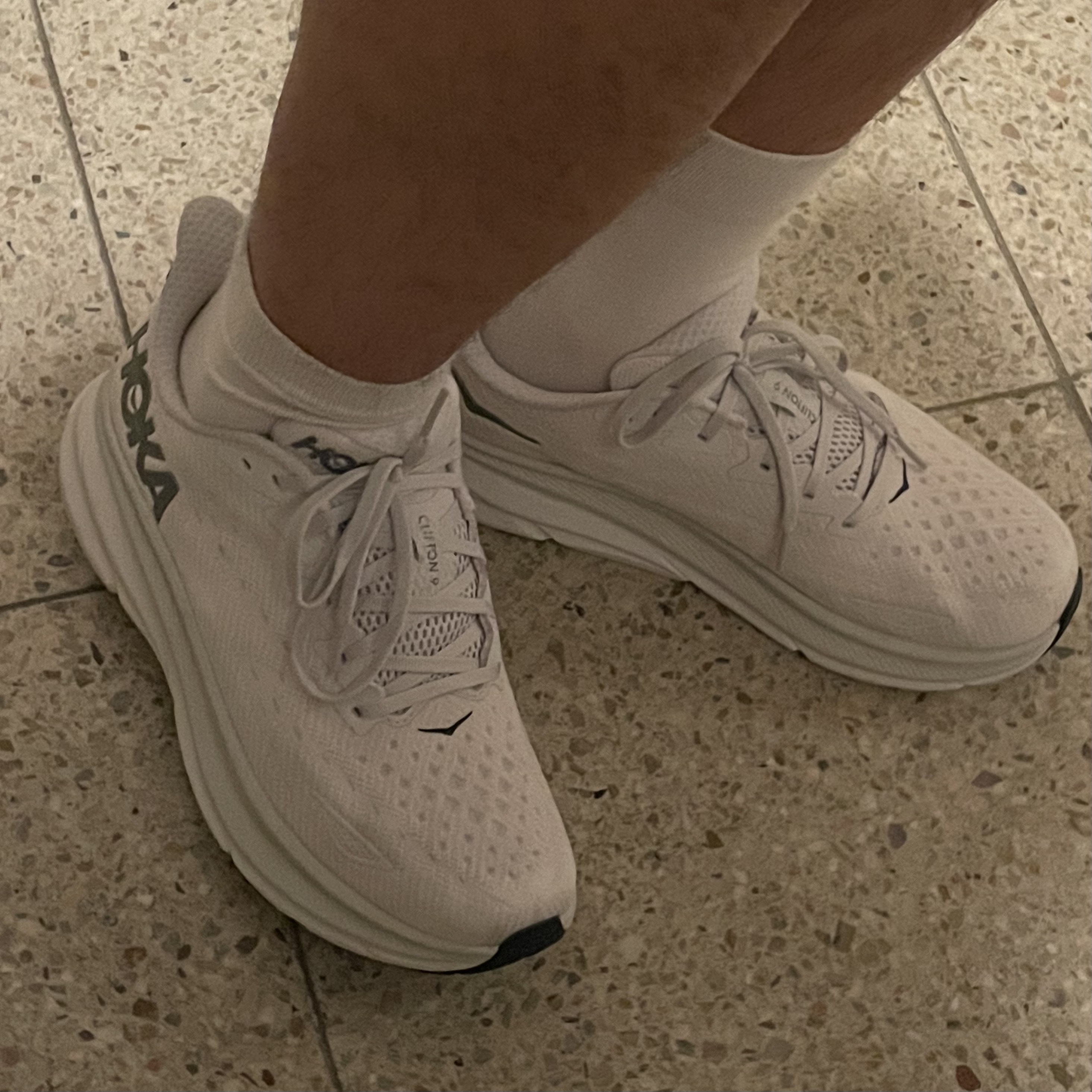 Hoka Clifton 9 Nimbus Cloud Steel Wool 착용 스타일