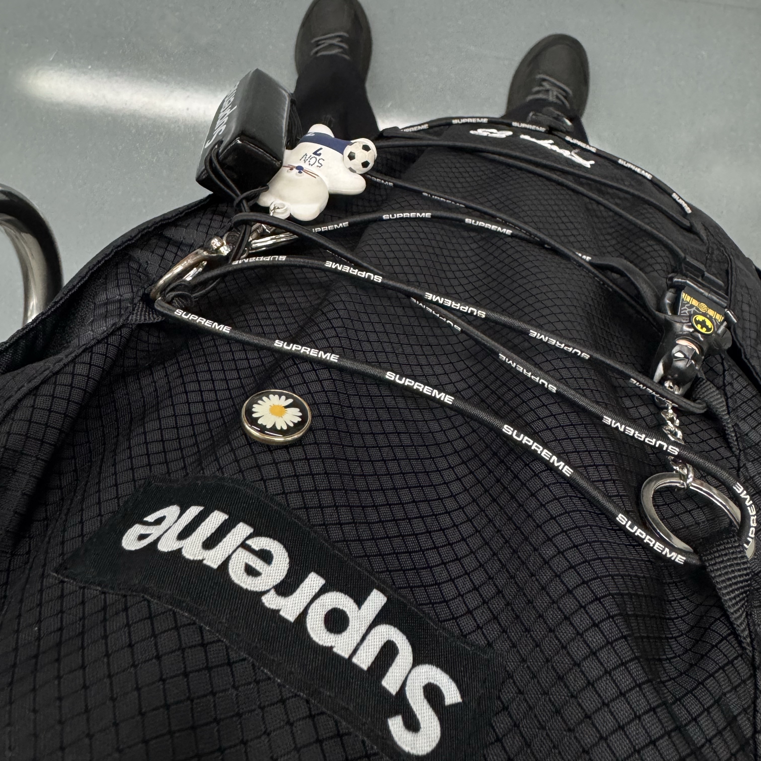 Supreme Backpack Black - 22SS, Monamhee x NOS7 SON.hee Figure Keyring Cream 착용 스타일