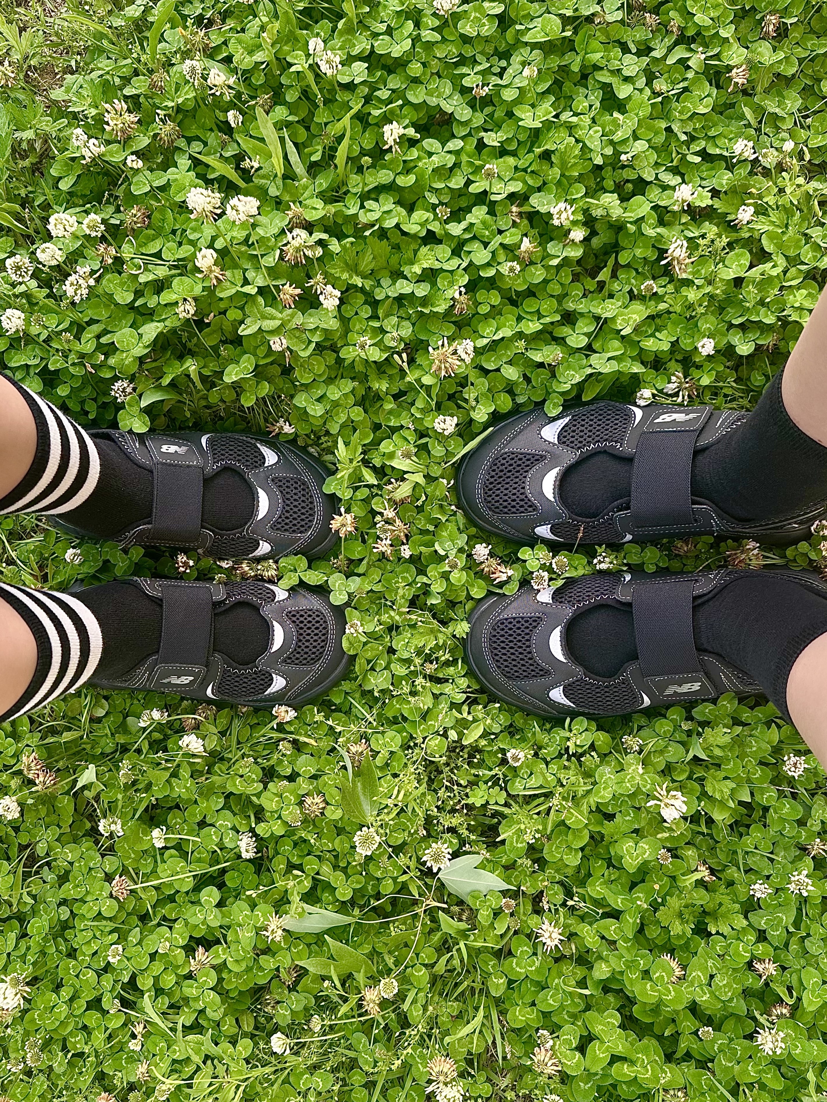 (Kids) New Balance Freedle 920 Sandal Black 착용 스타일 - 1