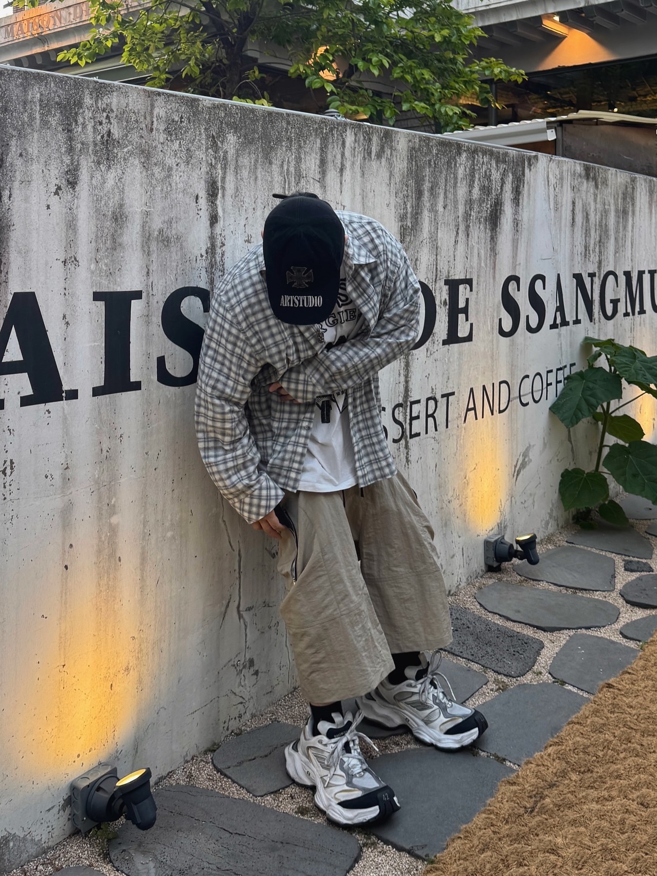Balenciaga Cargo Sneakers White Grey 착용 스타일 - 1