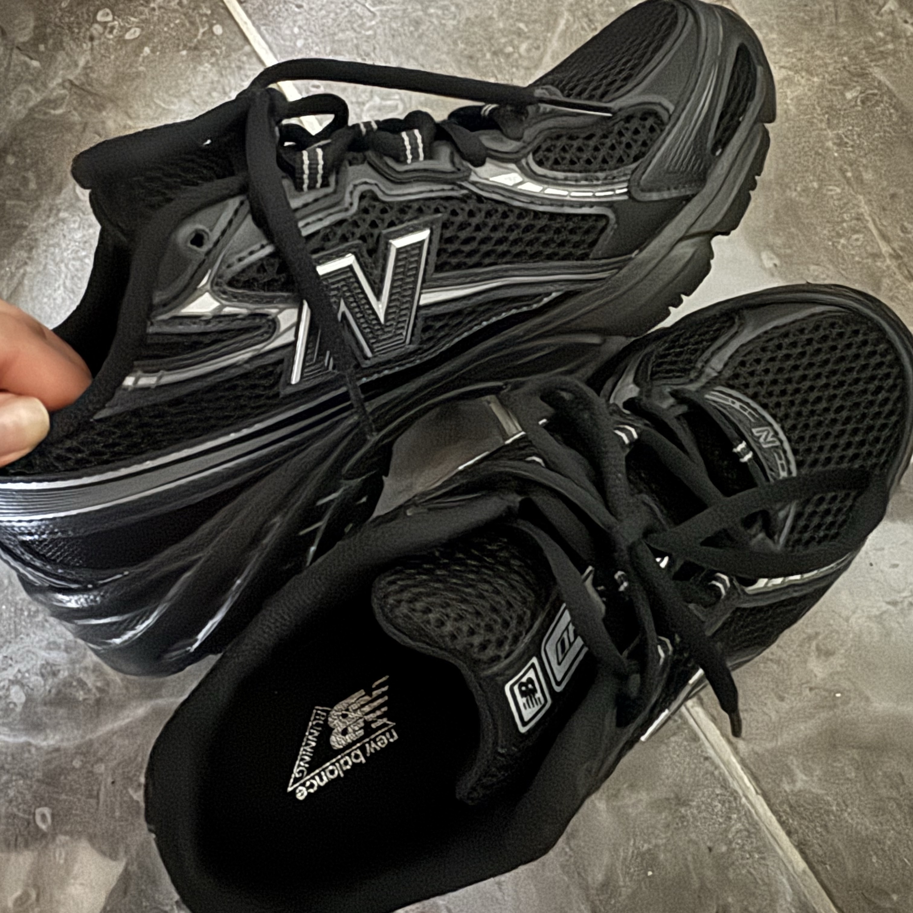 New Balance 740v2 Black Silver Metallic 착용 스타일