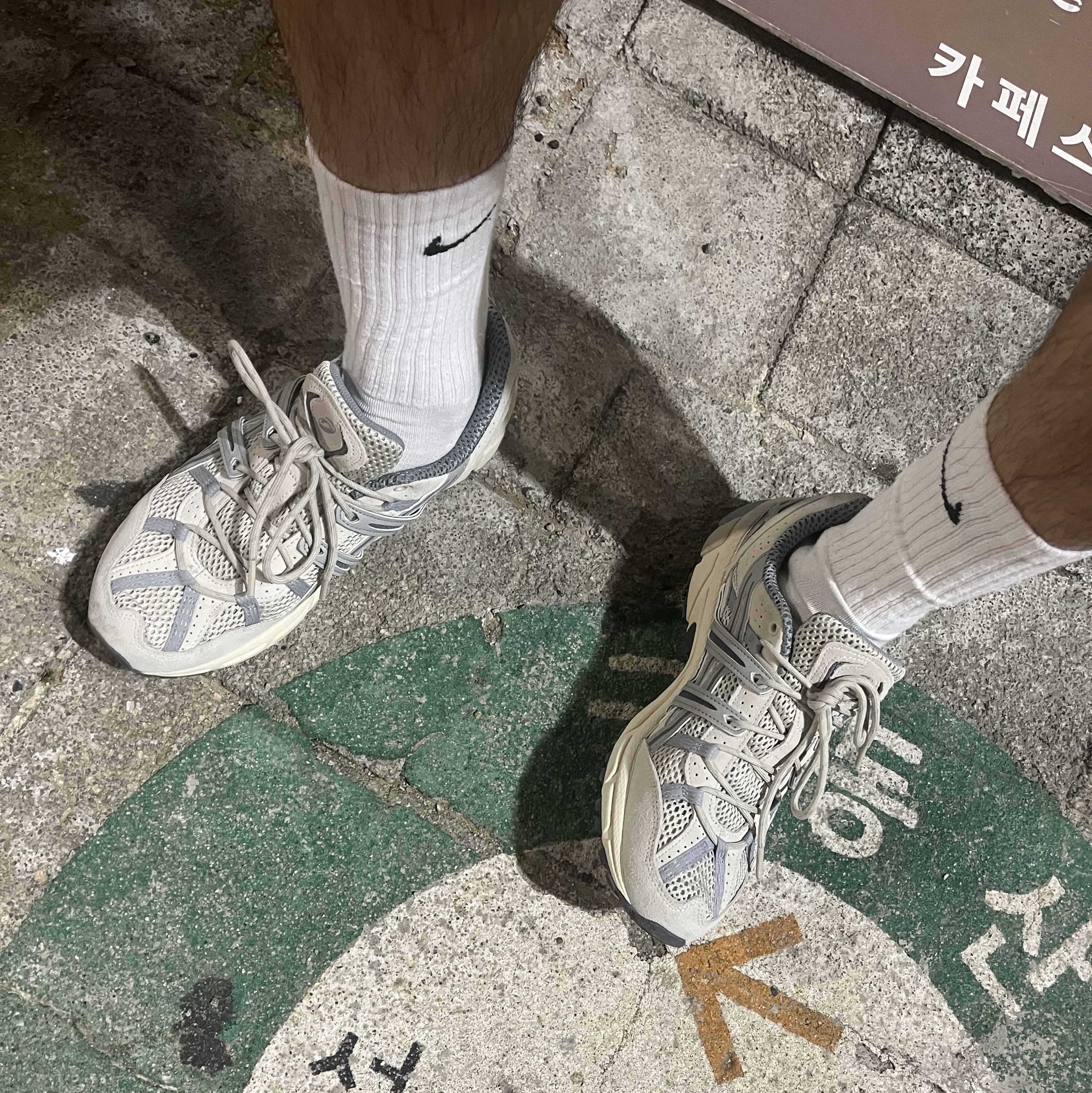 Asics Gel-Sonoma 15-50 Smoke Mid Grey - Folder Exclusive, Nike Everyday Cushioned Training Crew Socks White (6 Pack/Korean Ver.) 착용 스타일