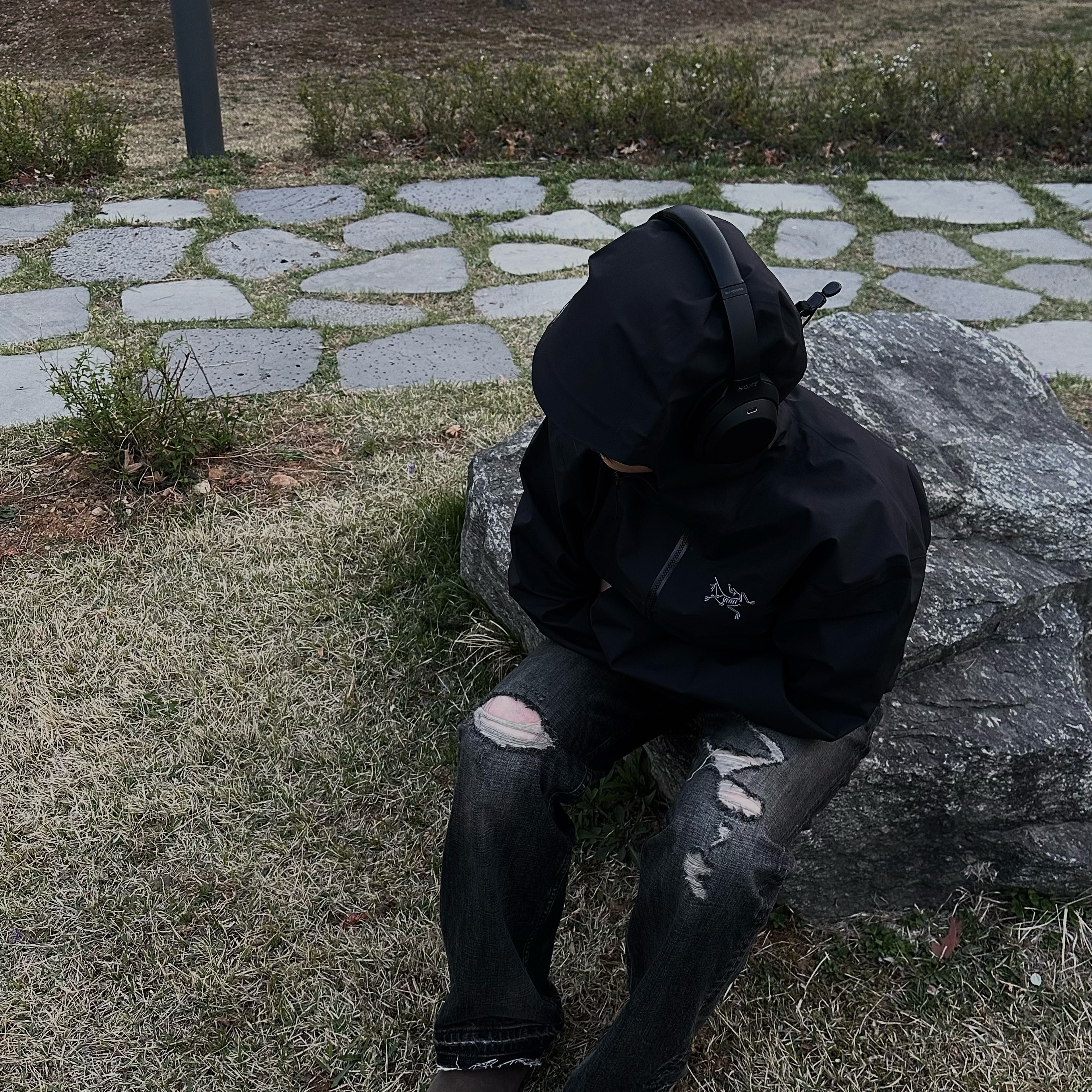 Arc'teryx Beta Jacket Black, Sony WH-1000XM5 Black (Korean Ver.) 착용 스타일 - 4