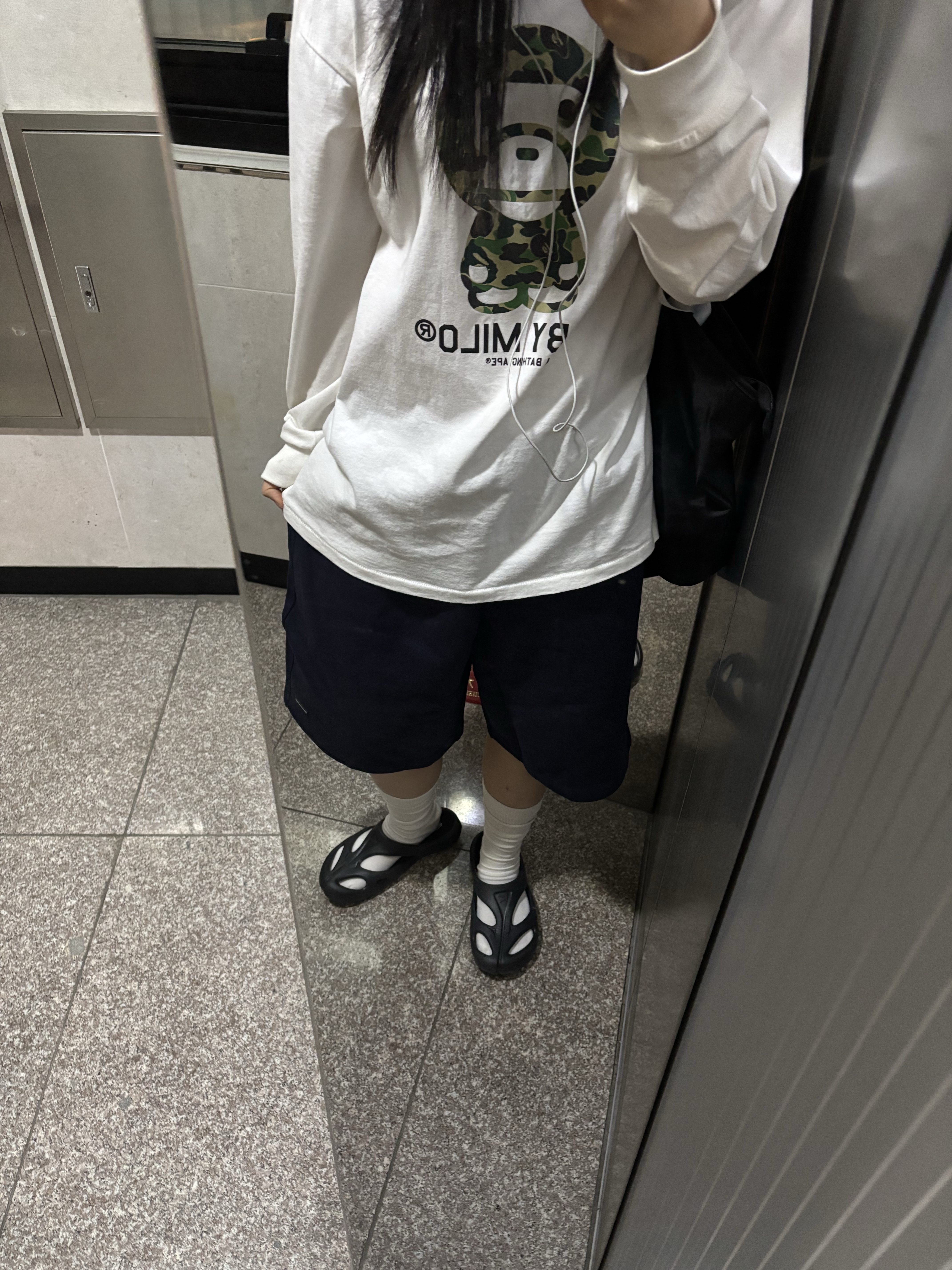 BAPE 1st Camo Crazy Baby Milo L/S T-Shirt White, Keen Shanti Black Dawn Blue 착용 스타일 - 1