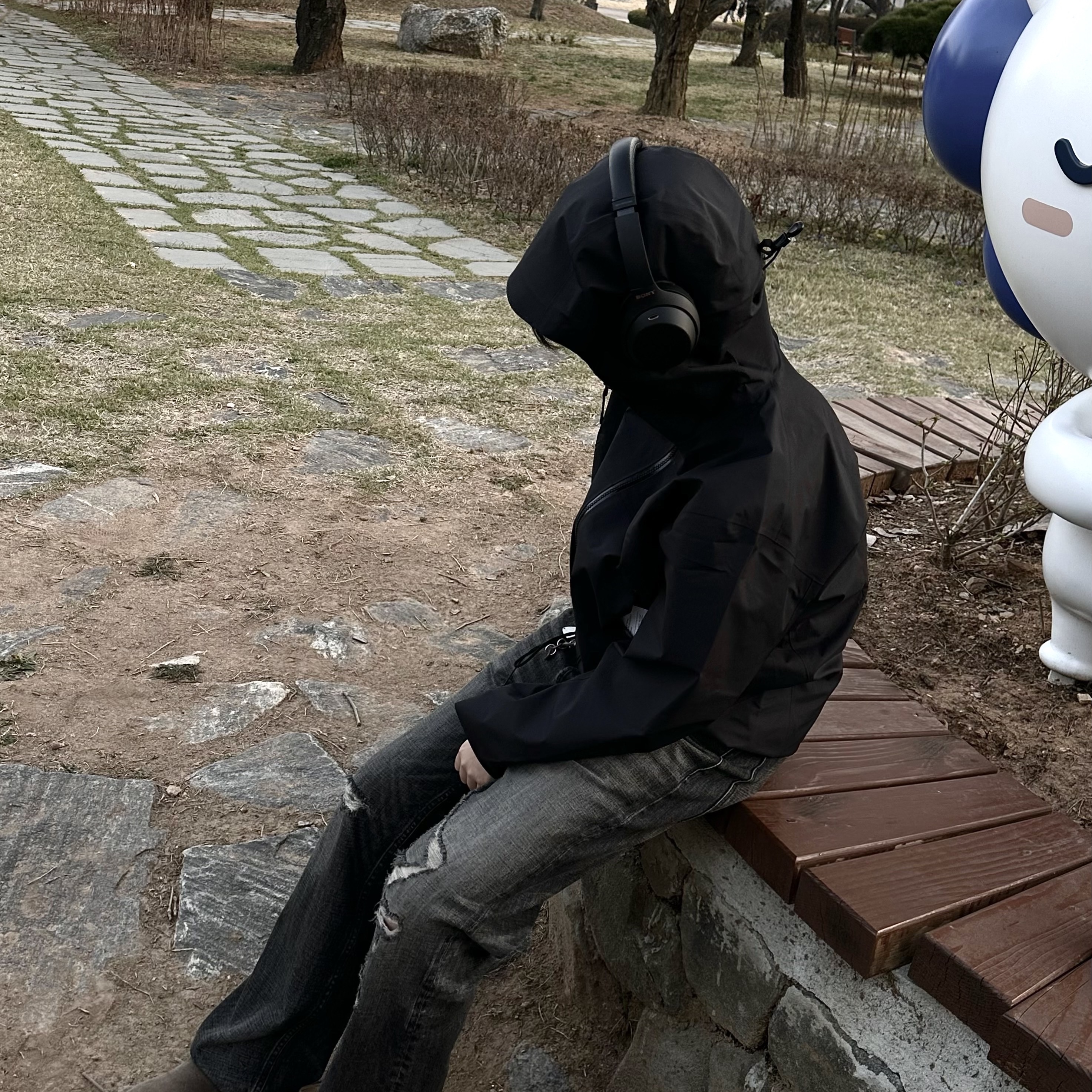 Arc'teryx Beta Jacket Black, Sony WH-1000XM5 Black (Korean Ver.) 착용 스타일 - 3