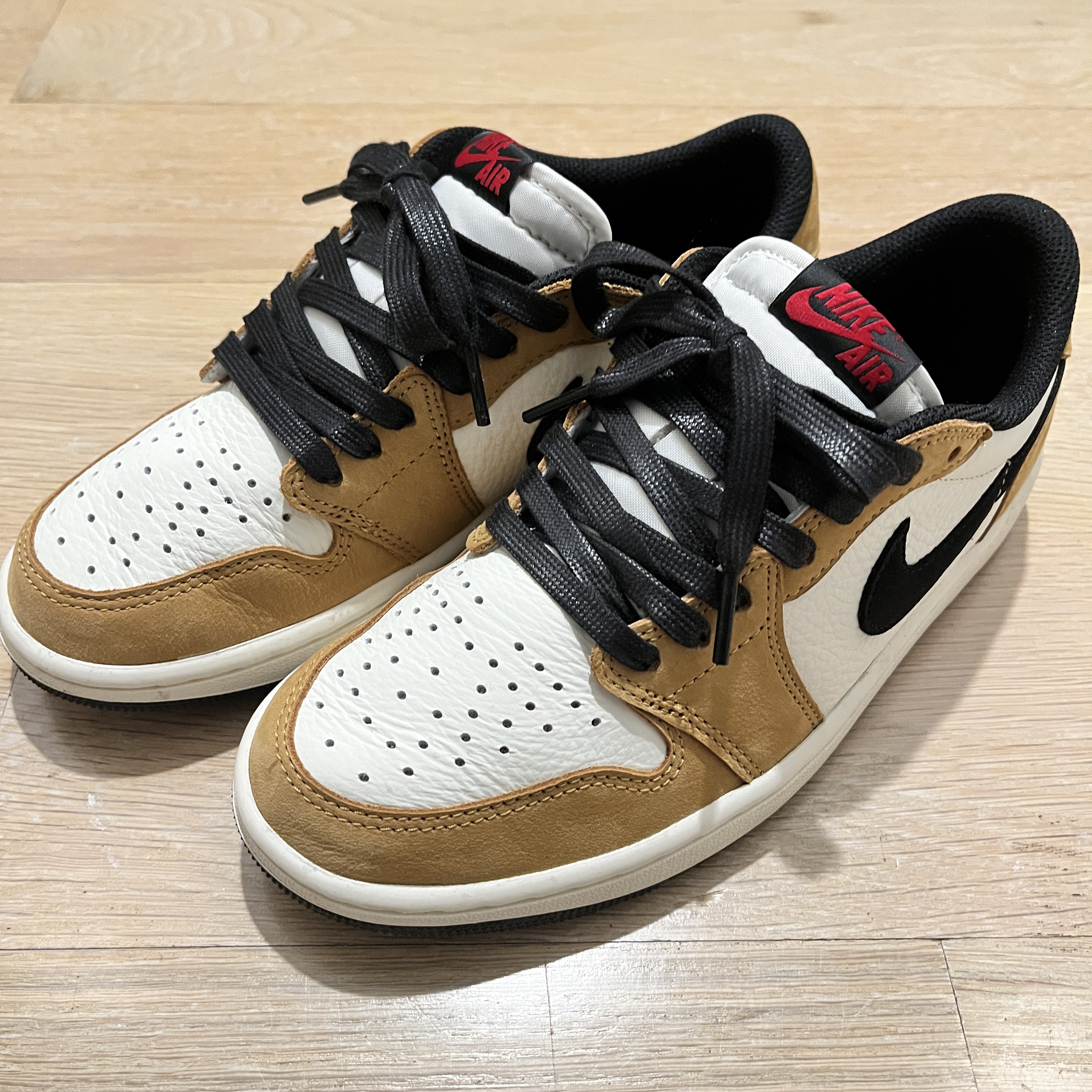 Jordan 1 Low OG Sail and Golden Harvest 착용 스타일 - 2