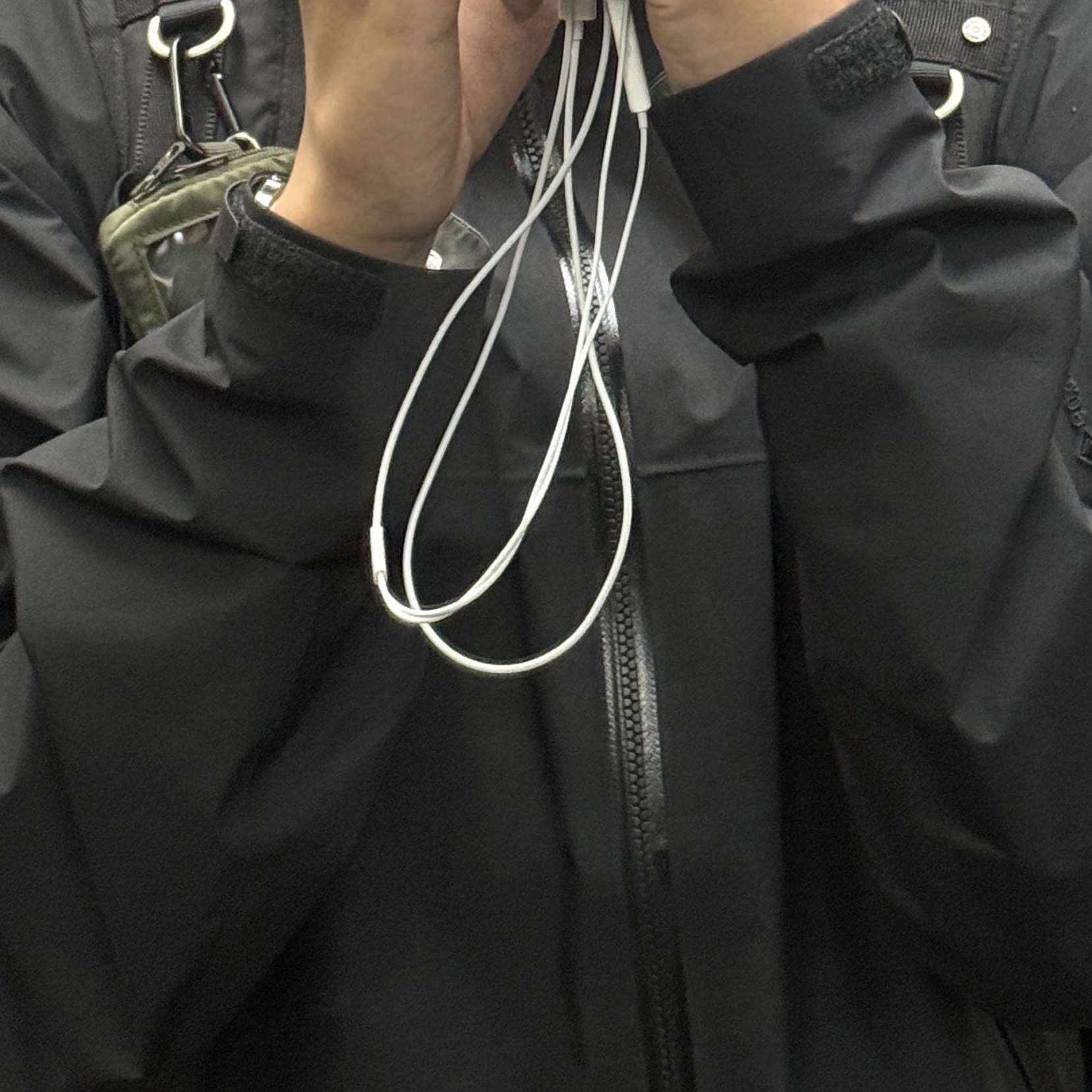 Arc'teryx Beta Jacket Black, Human Made Military Card Case Olive Drab 착용 스타일