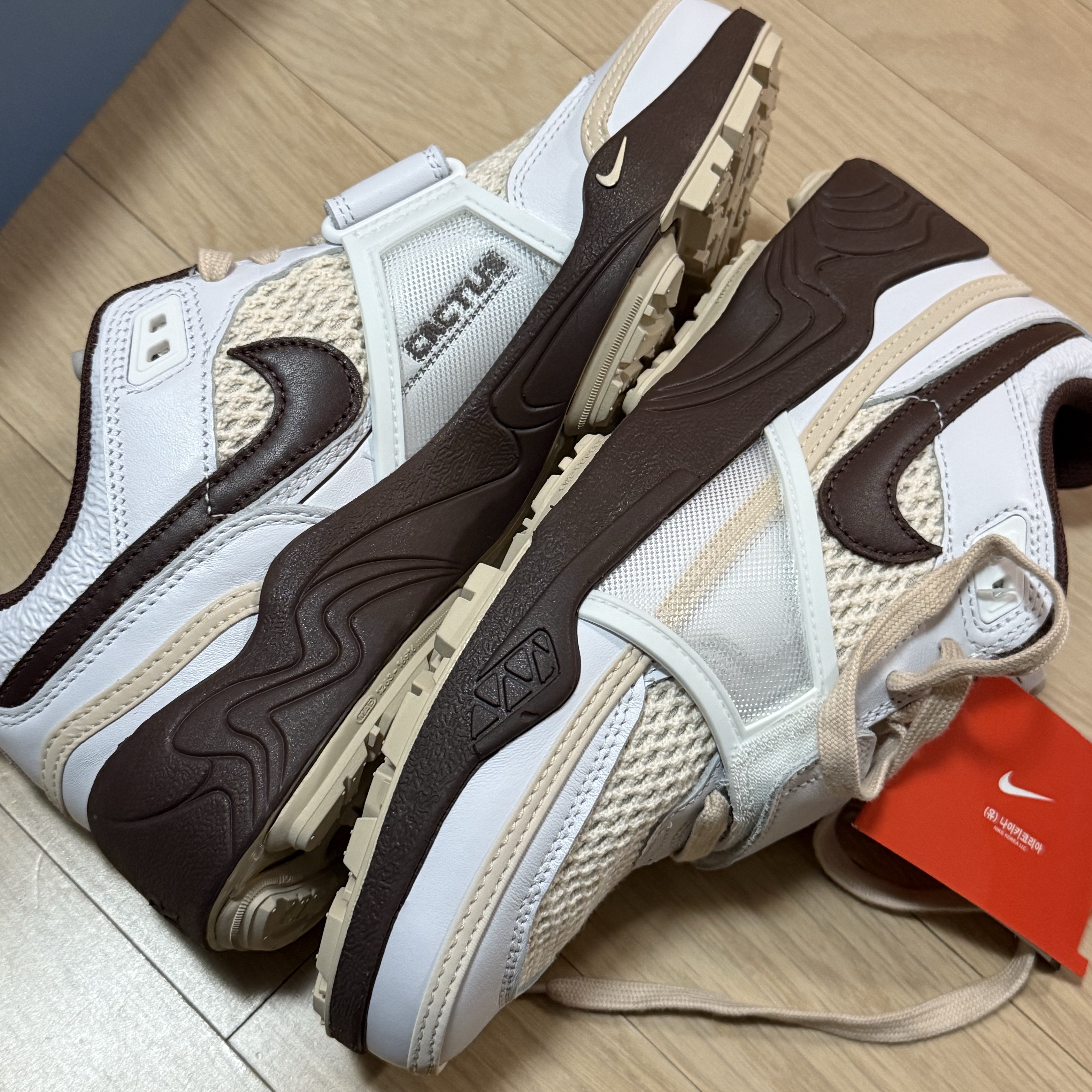 Nike x Travis Scott Zoom Field Jaxx Pale Ivory and Leche Blue, Nike x Travis Scott Zoom Field Jaxx White and Light Chocolate 착용 스타일 - 3
