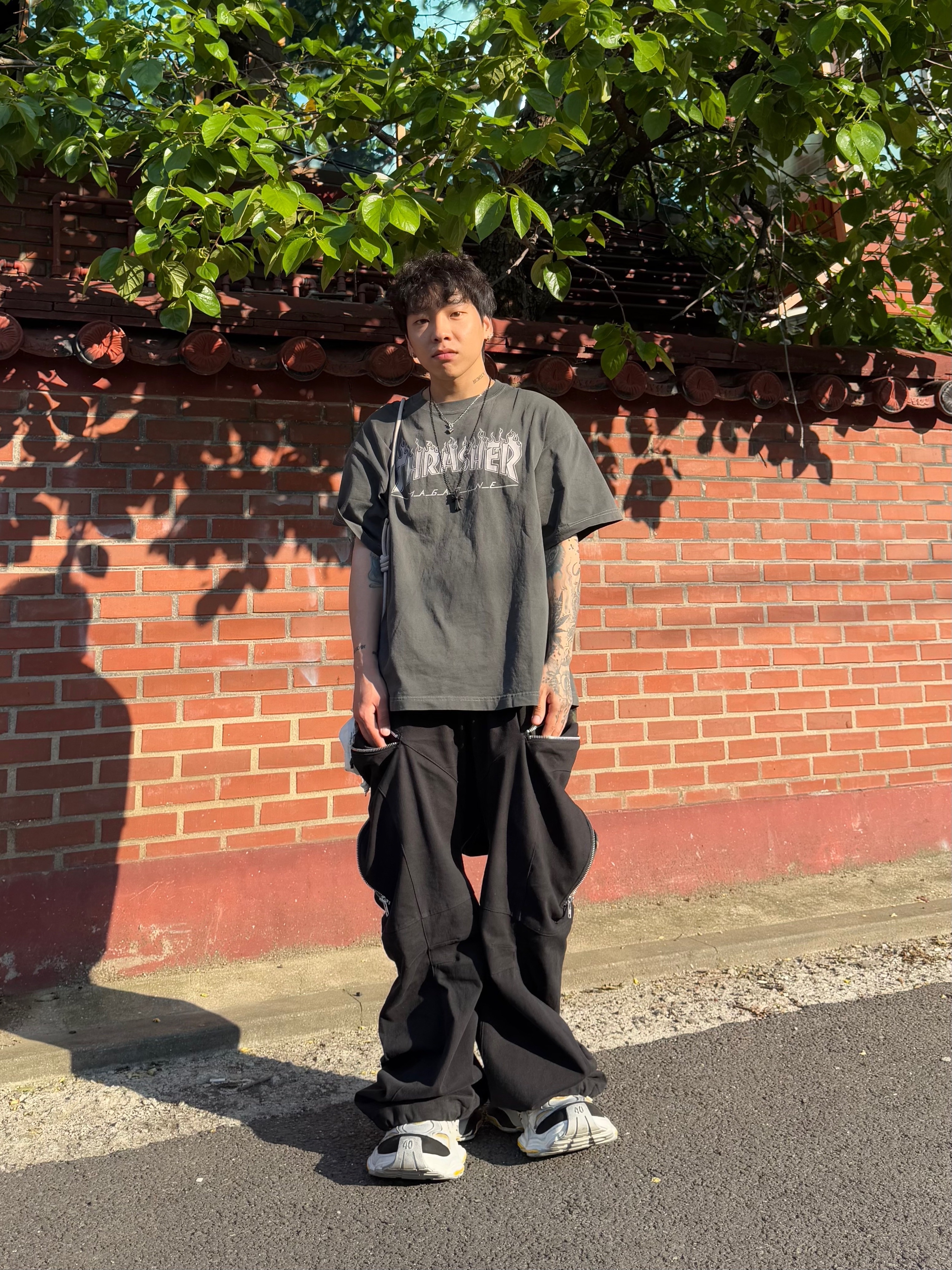 Balenciaga Cargo Sneakers Grey Black Yellow 착용 스타일 - 3