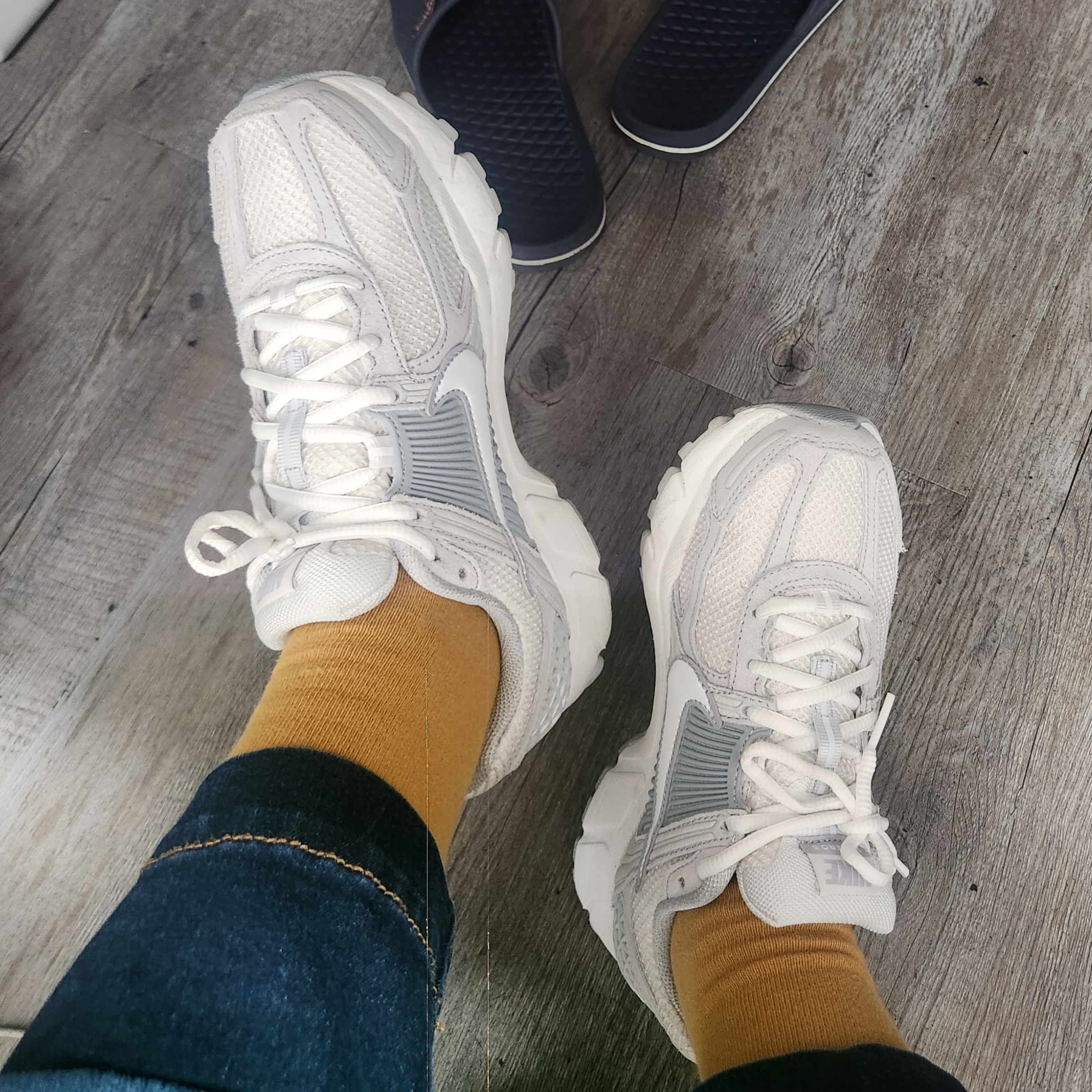 (W) Nike Air Zoom Vomero 5 Pure Platinum Summit White 착용 스타일