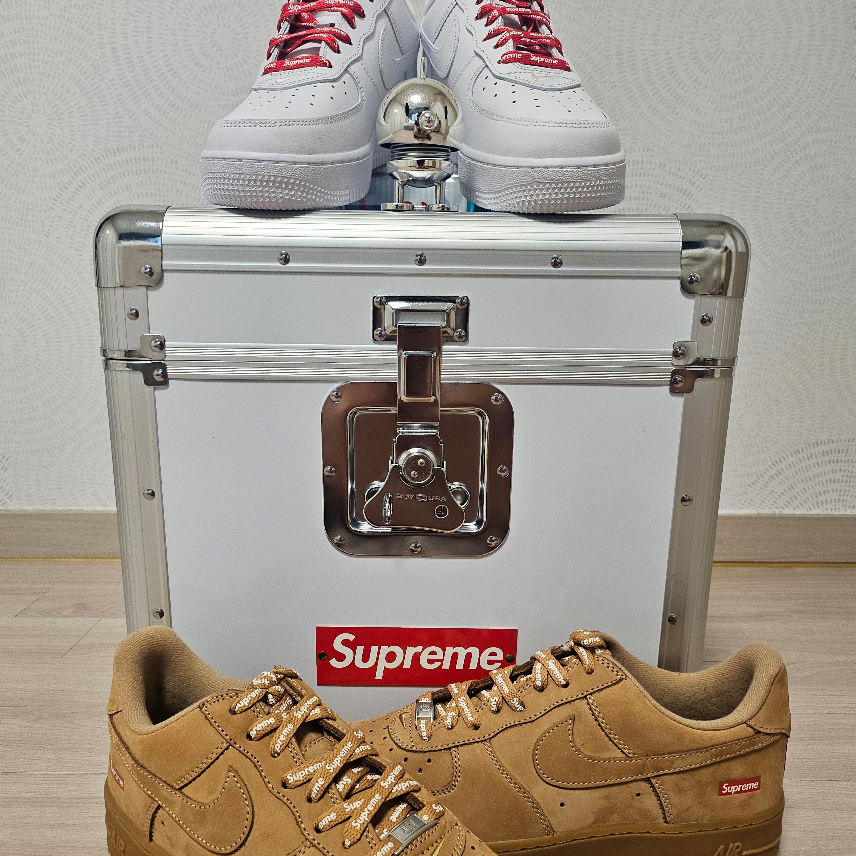 Nike x Supreme Air Force 1 Low White, Supreme x Odyssey Record Case White - 25SS 착용 스타일 - 4