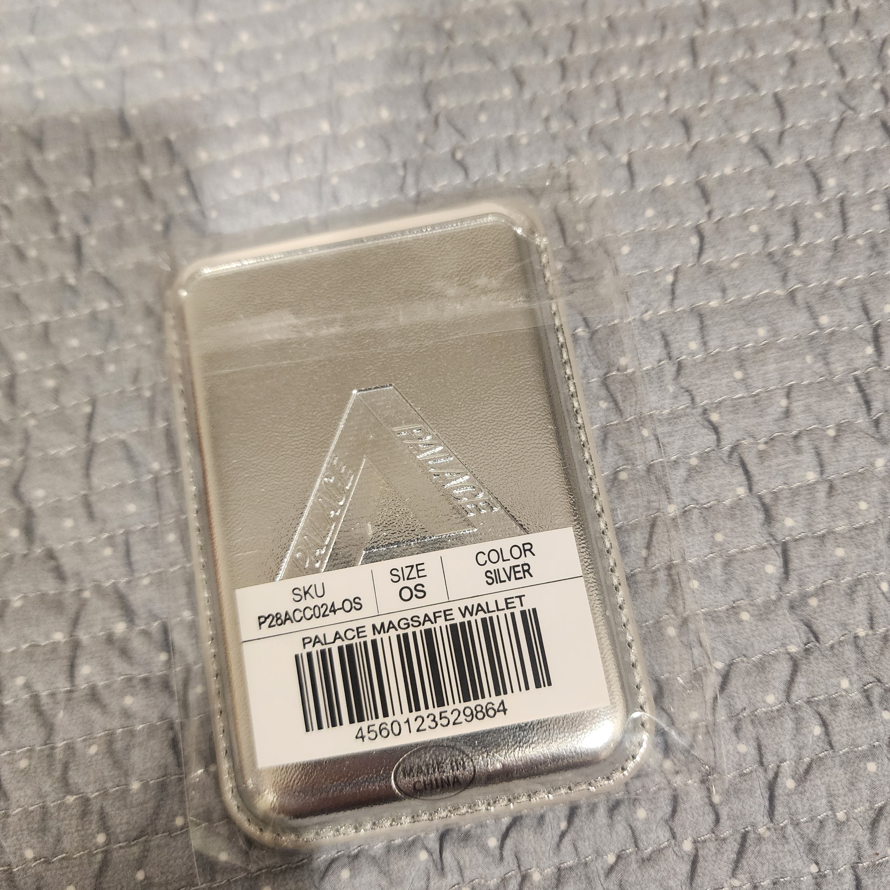 Palace Magsafe Wallet Silver - 25SS 착용 스타일