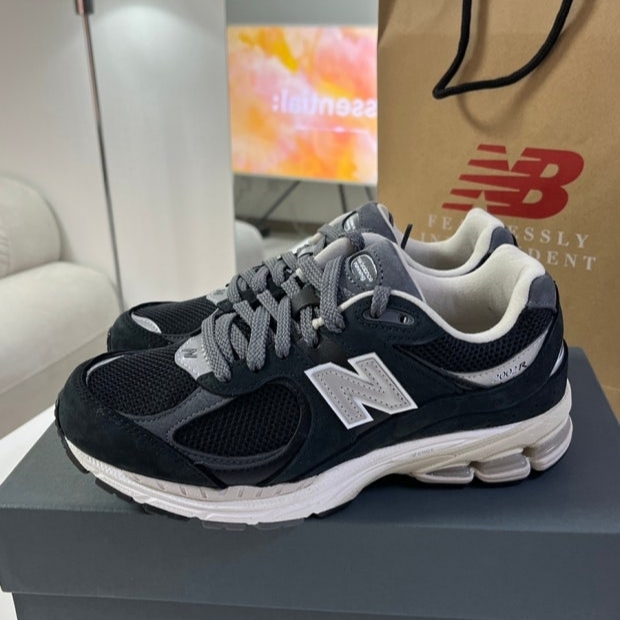 New Balance 2002R Premium Vintage Black, New Balance 2002R Grey 착용 스타일 - 1