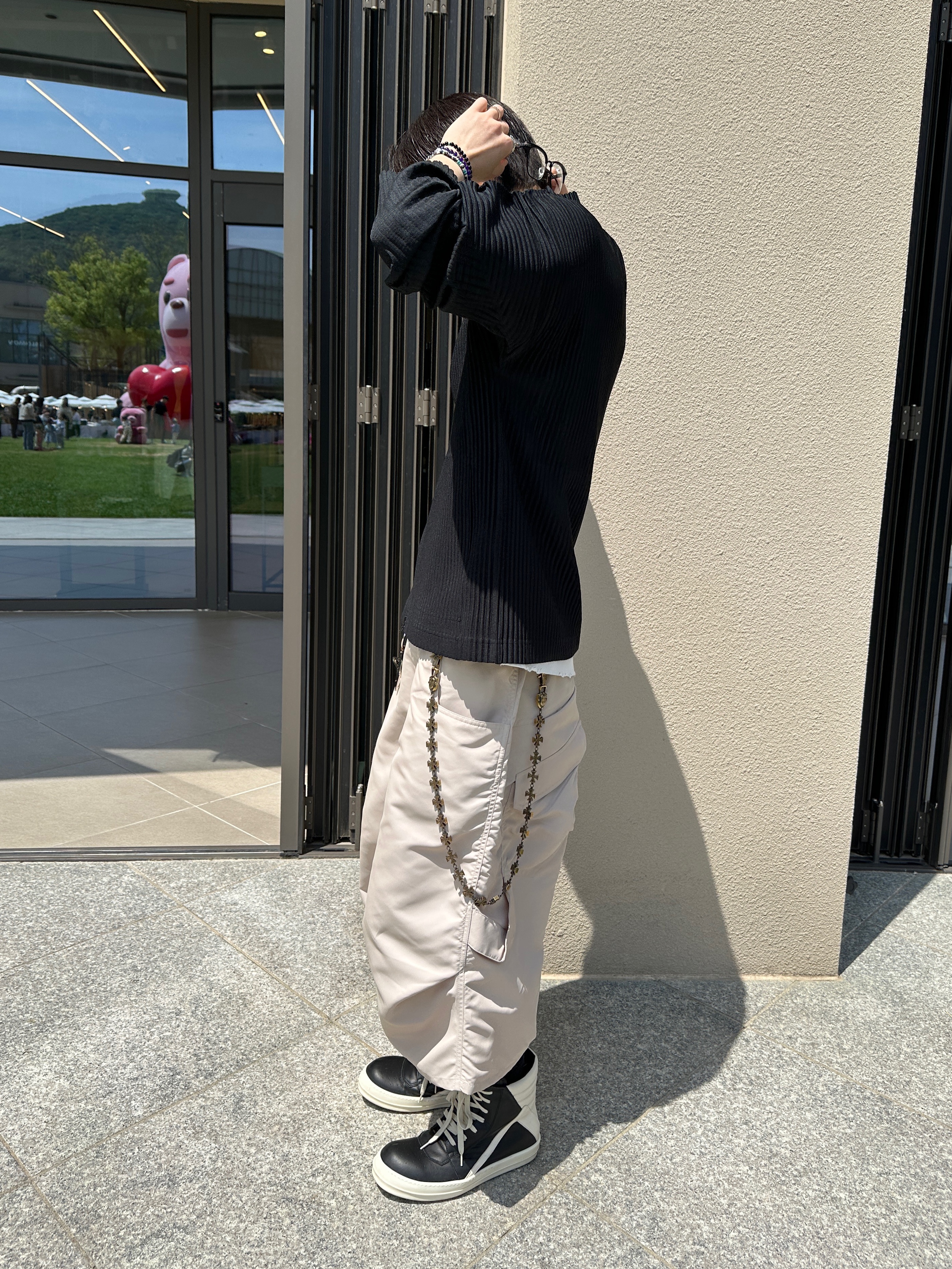 Homme Plisse Issey Miyake Basics Zip Up Jacket Black, Kamien 247 Nylon Bermuda Pants Light Beige 착용 스타일 - 6