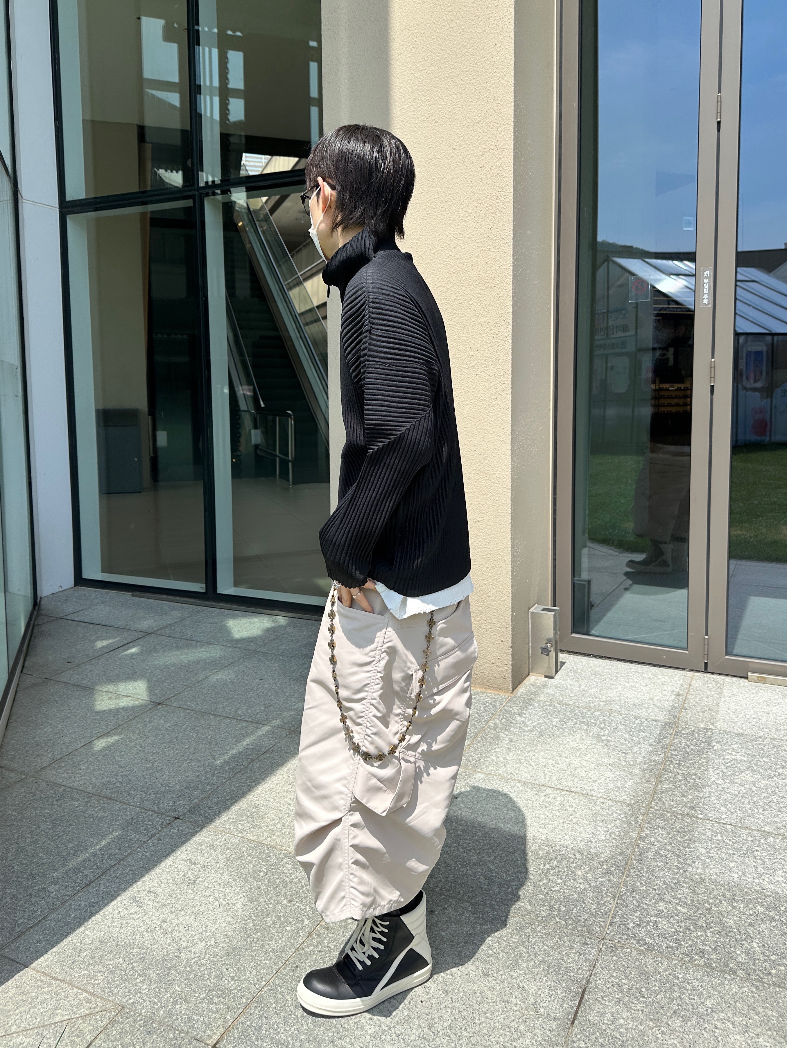 Homme Plisse Issey Miyake Basics Zip Up Jacket Black, Kamien 247 Nylon Bermuda Pants Light Beige 착용 스타일 - 4