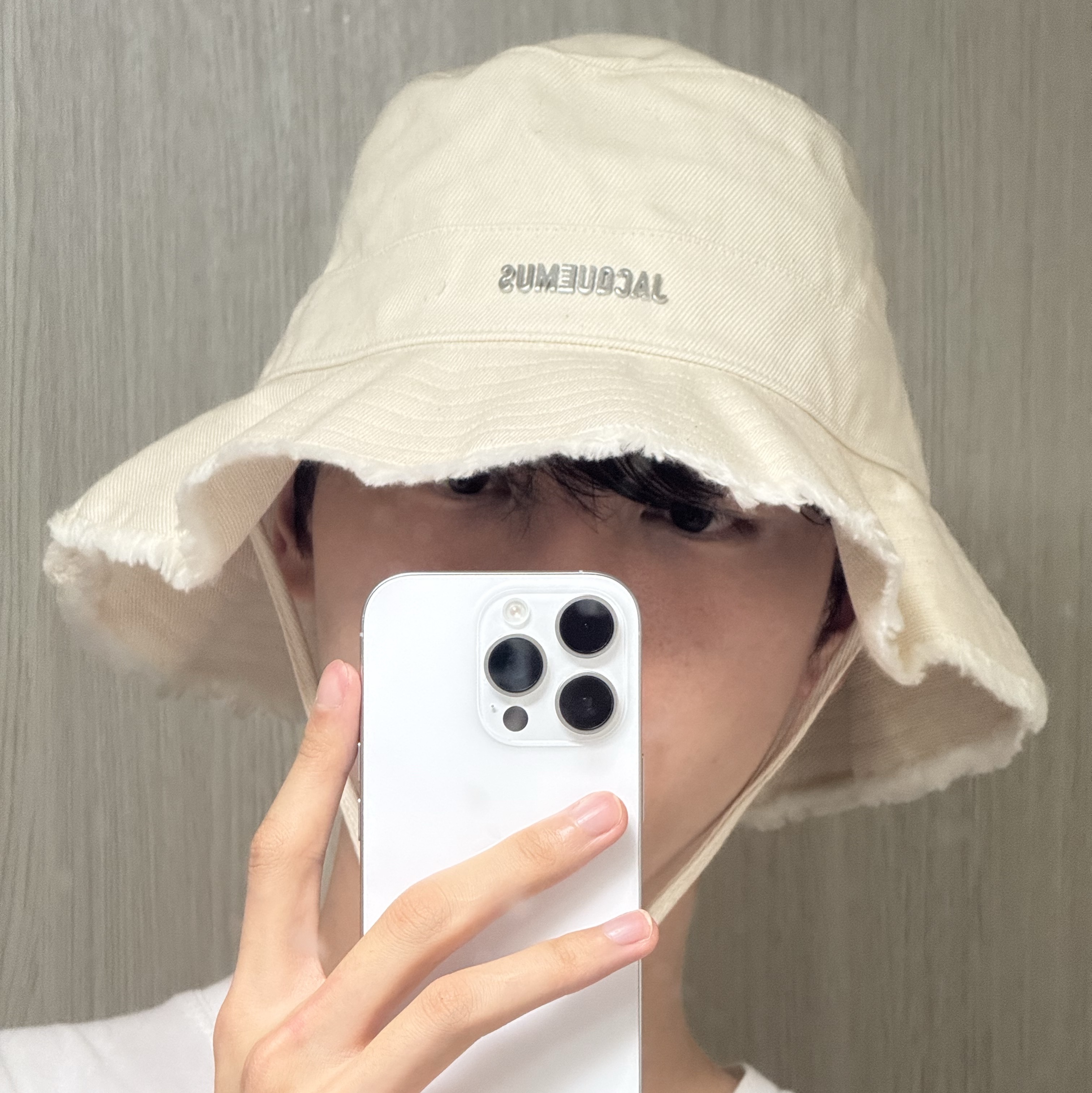 Jacquemus Le Bob Artichaut Bucket Hat Off White 착용 스타일