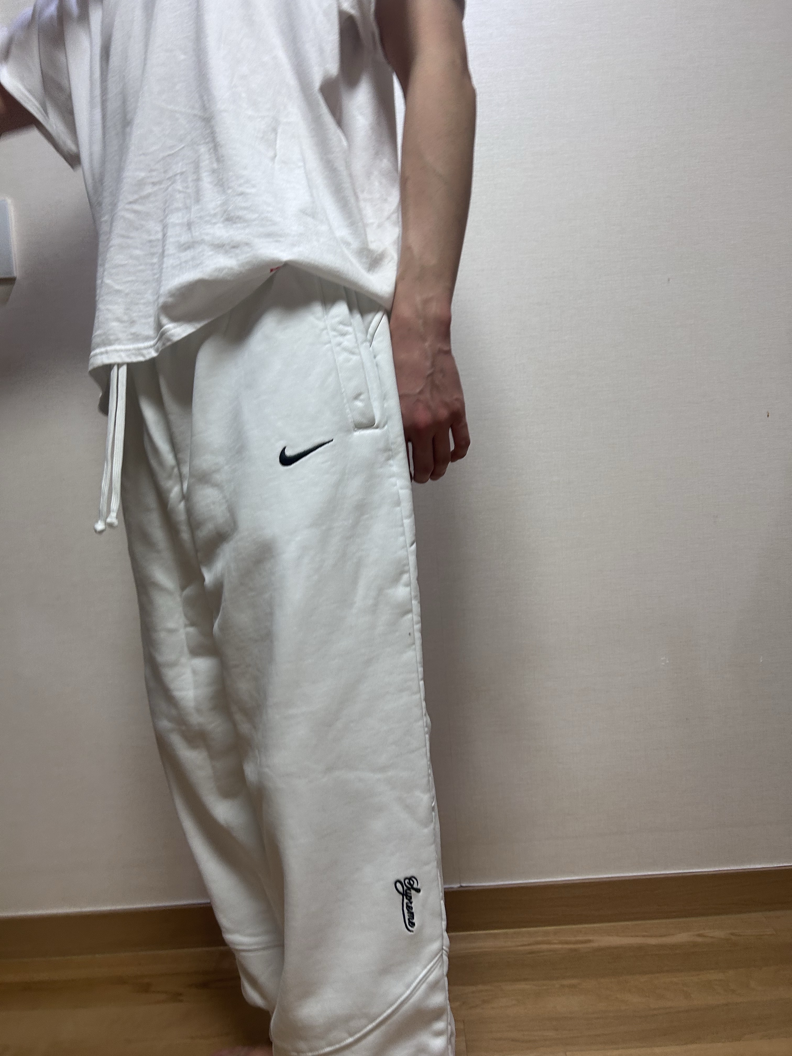Supreme x Nike Sweatpant White - 25SS 착용 스타일 - 2