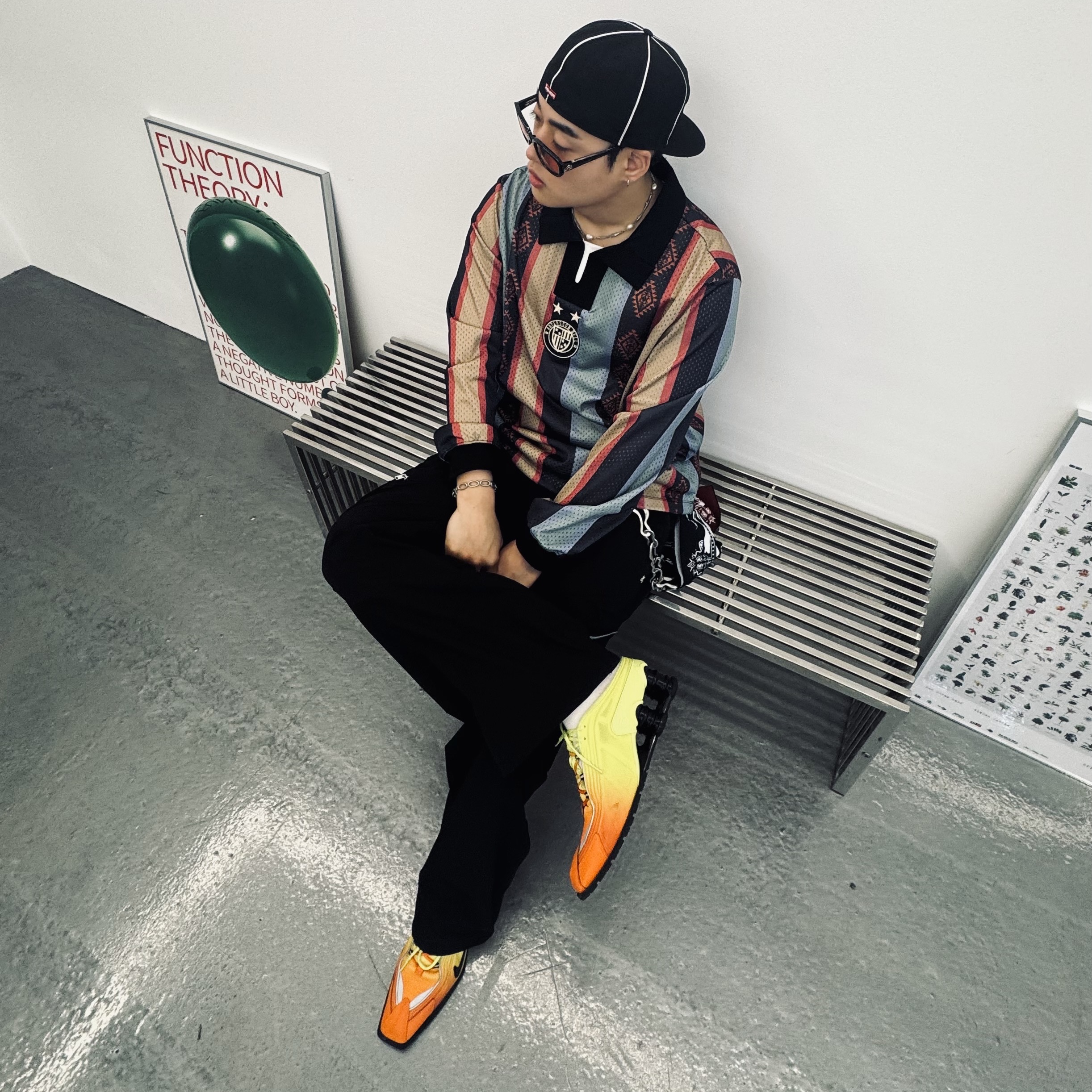 Nike x Martine Rose Shox MR4 Safety Orange, Supreme Piping Script Logo New Era Black - 25SS 착용 스타일 - 1