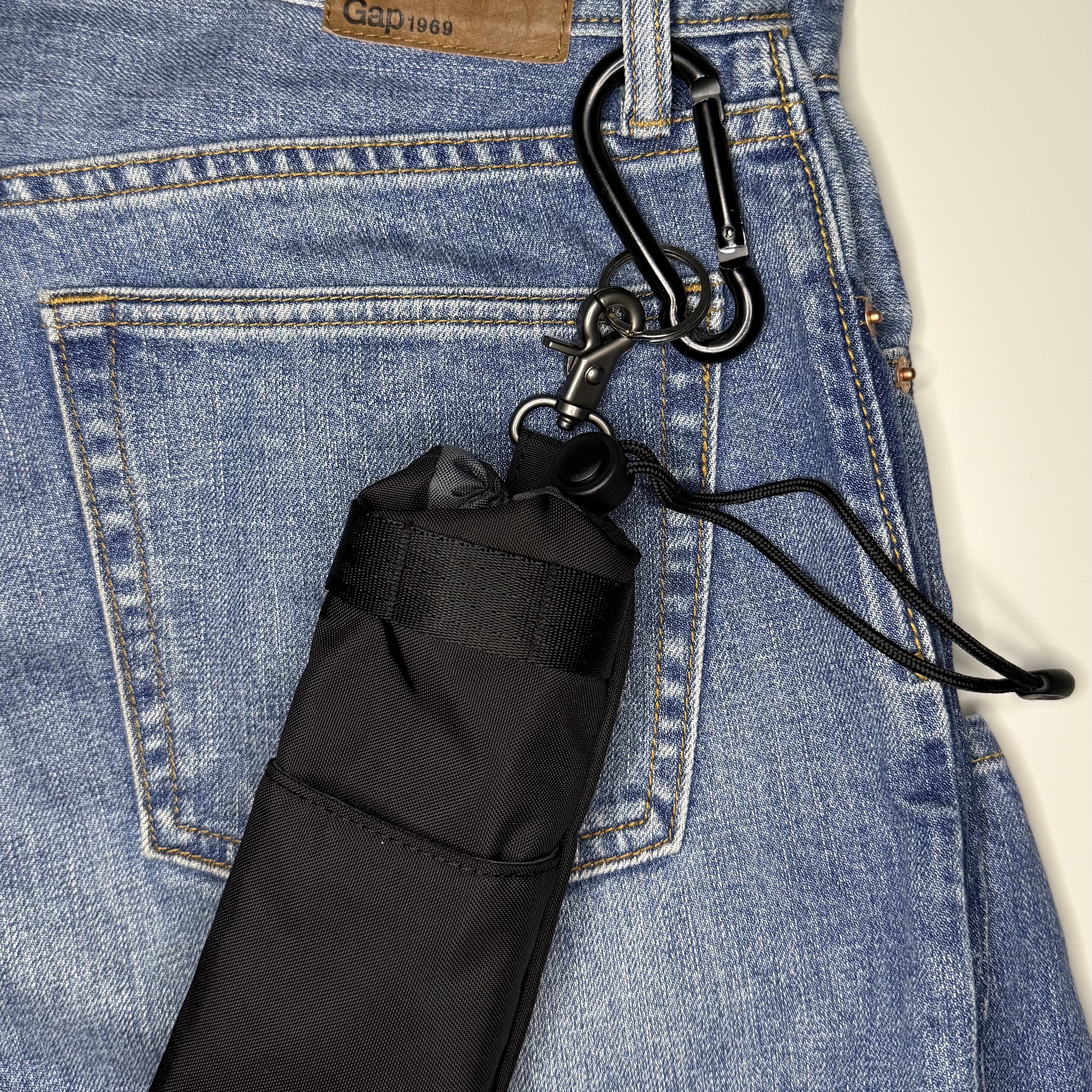 Index&Co. Gadget Glasses Case Black 착용 스타일 - 2