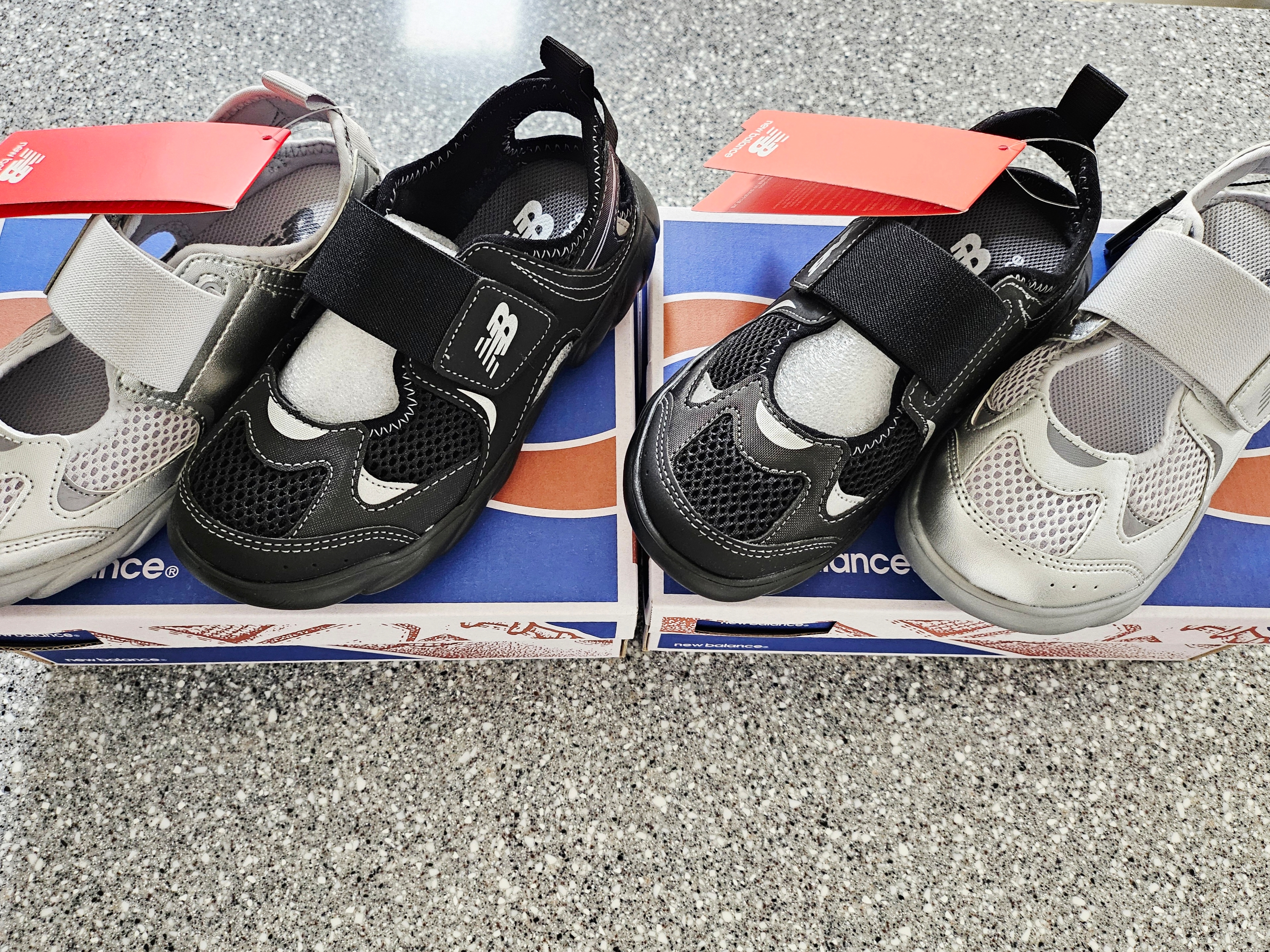 (Kids) New Balance Freedle 920 Sandal Black, (Kids) New Balance Freedle 920 Sandal Silver 착용 스타일 - 1