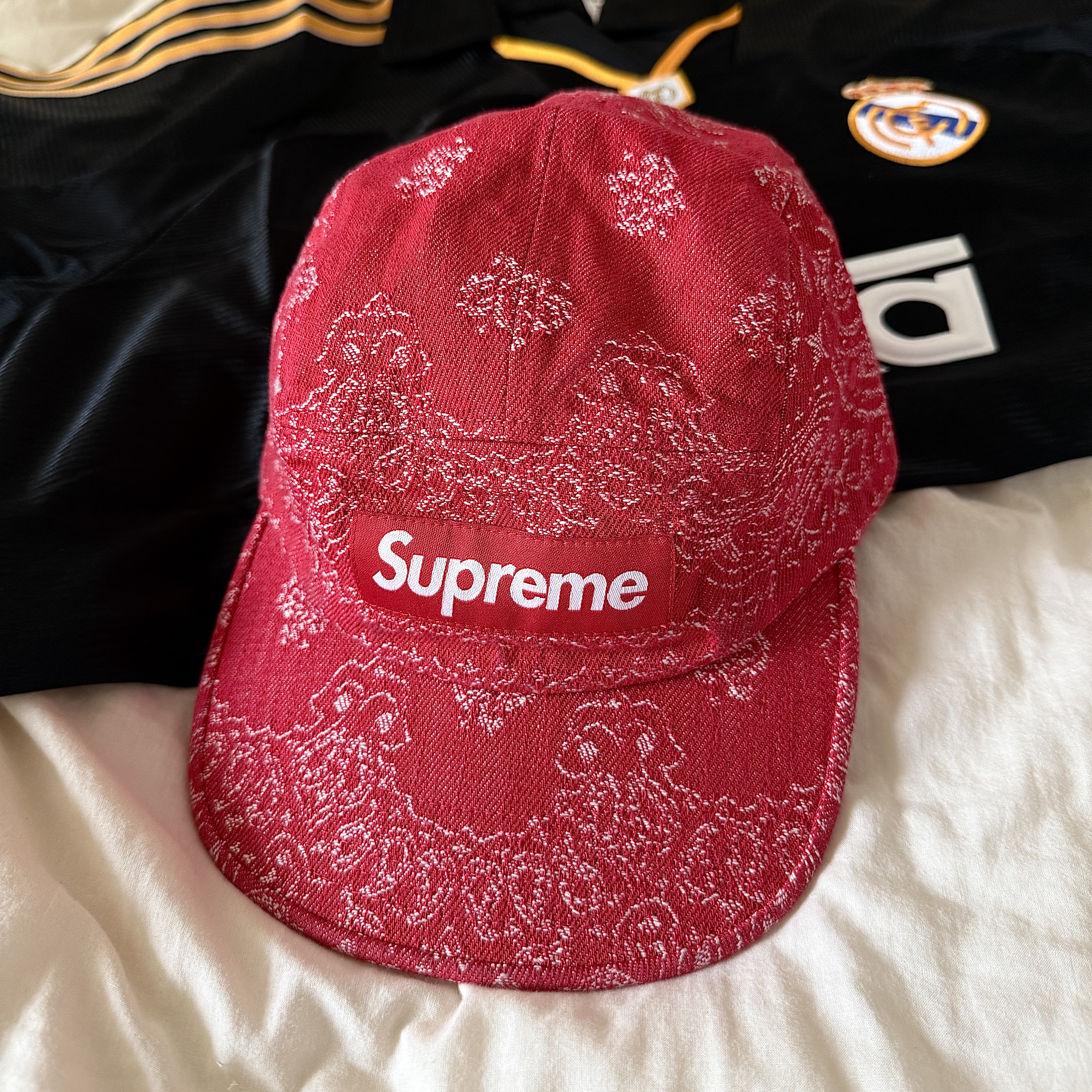 Supreme Bandana Jacquard Denim Camp Cap Red - 25SS 착용 스타일