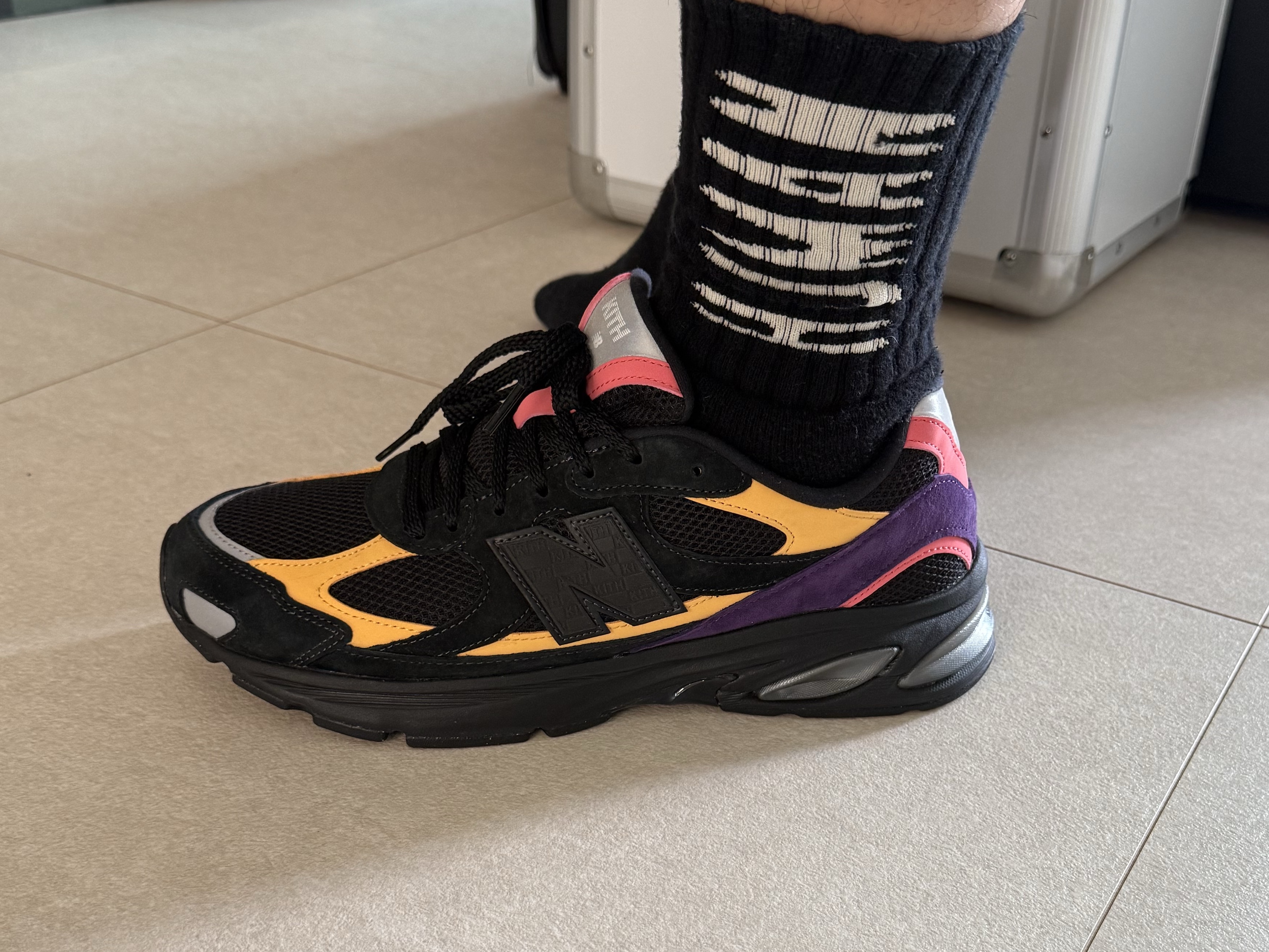 New Balance x Ronnie Fieg 2010 Abzorb Black Yellow, Human Made HM Logo Socks Black 착용 스타일 - 1