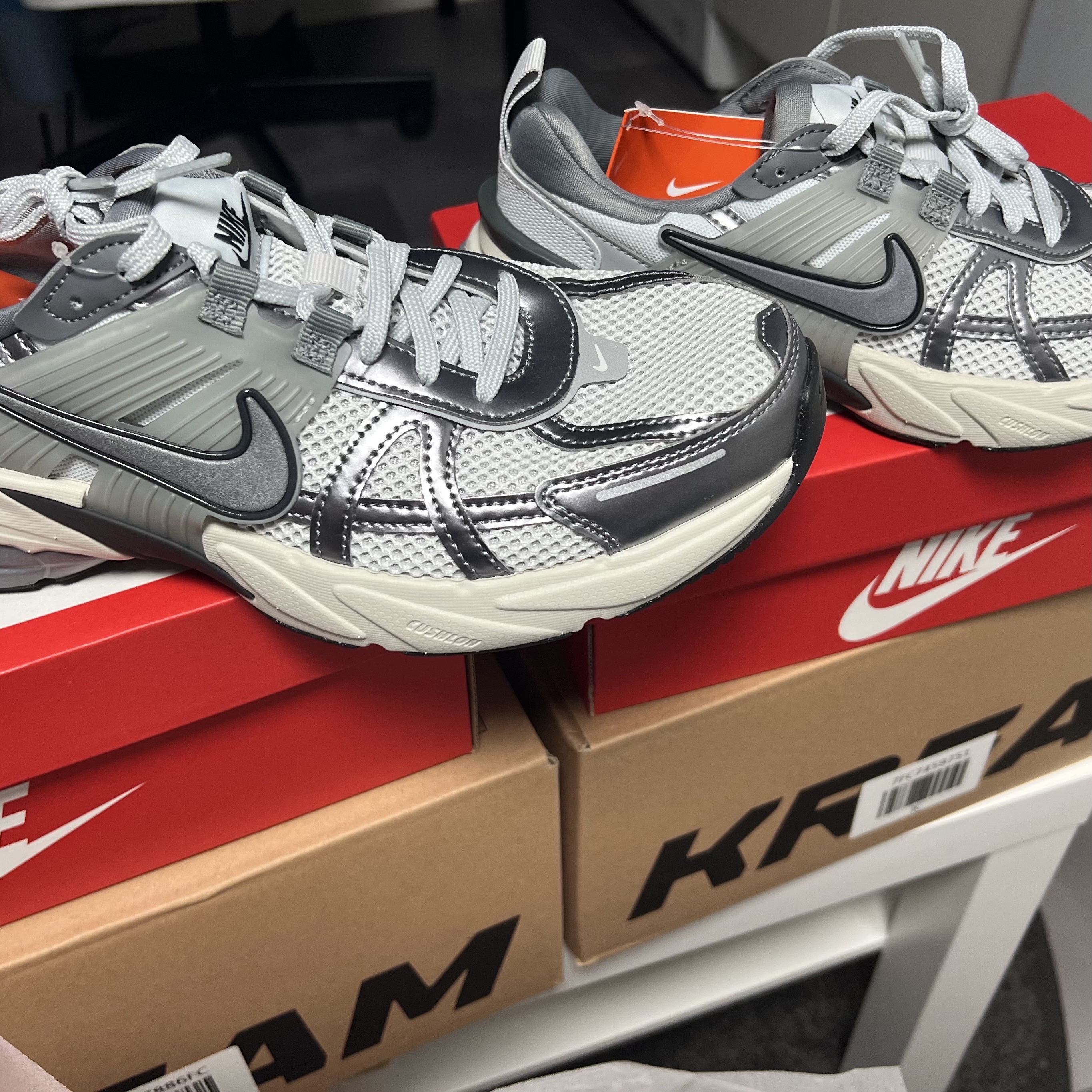 Nike V2K Run Pure Platinum Wolf Grey 착용 스타일
