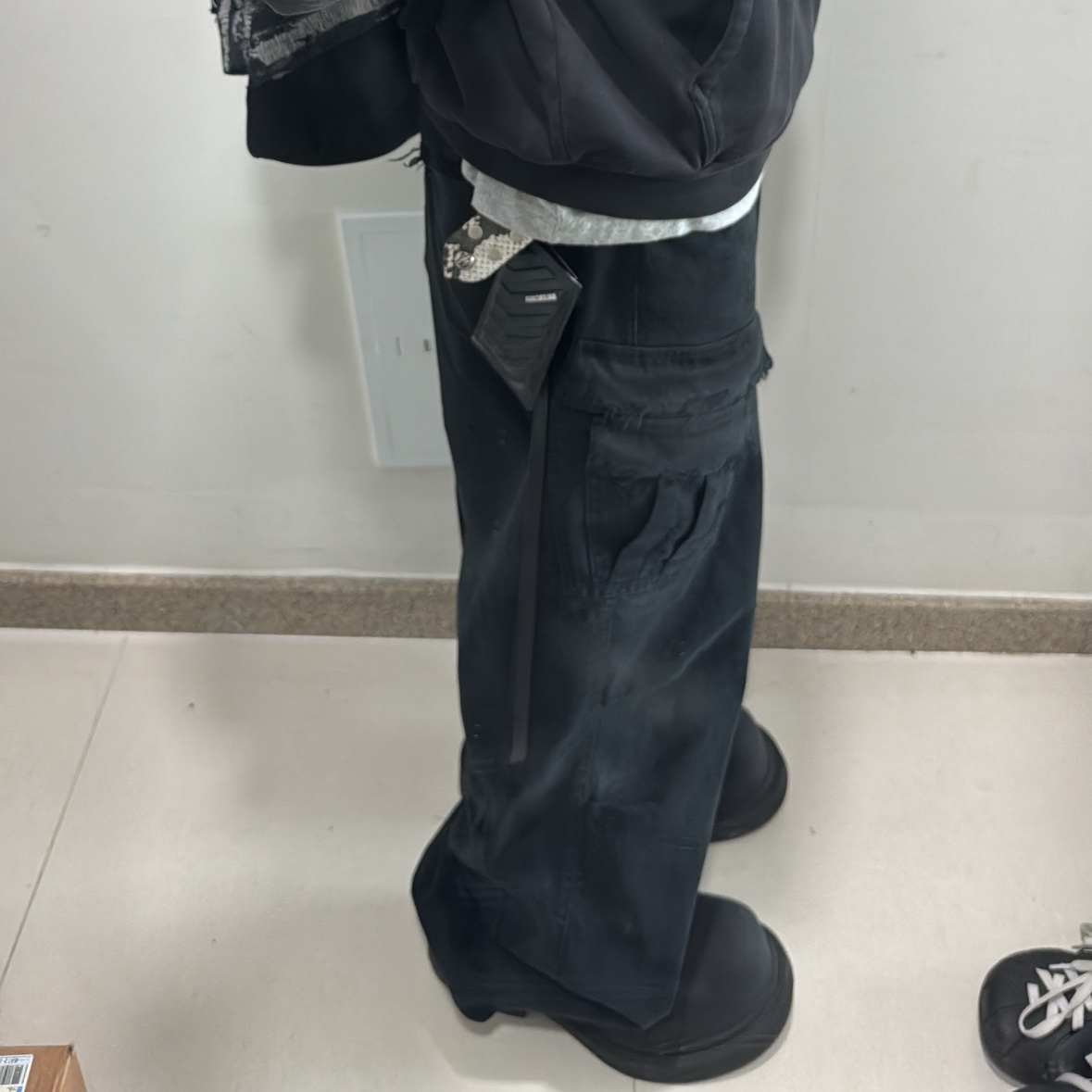 Nonnod Double Pocket Cargo Pants Vintage Black, Nonnod Back Detail T-shirt Washed Navy 착용 스타일 - 2