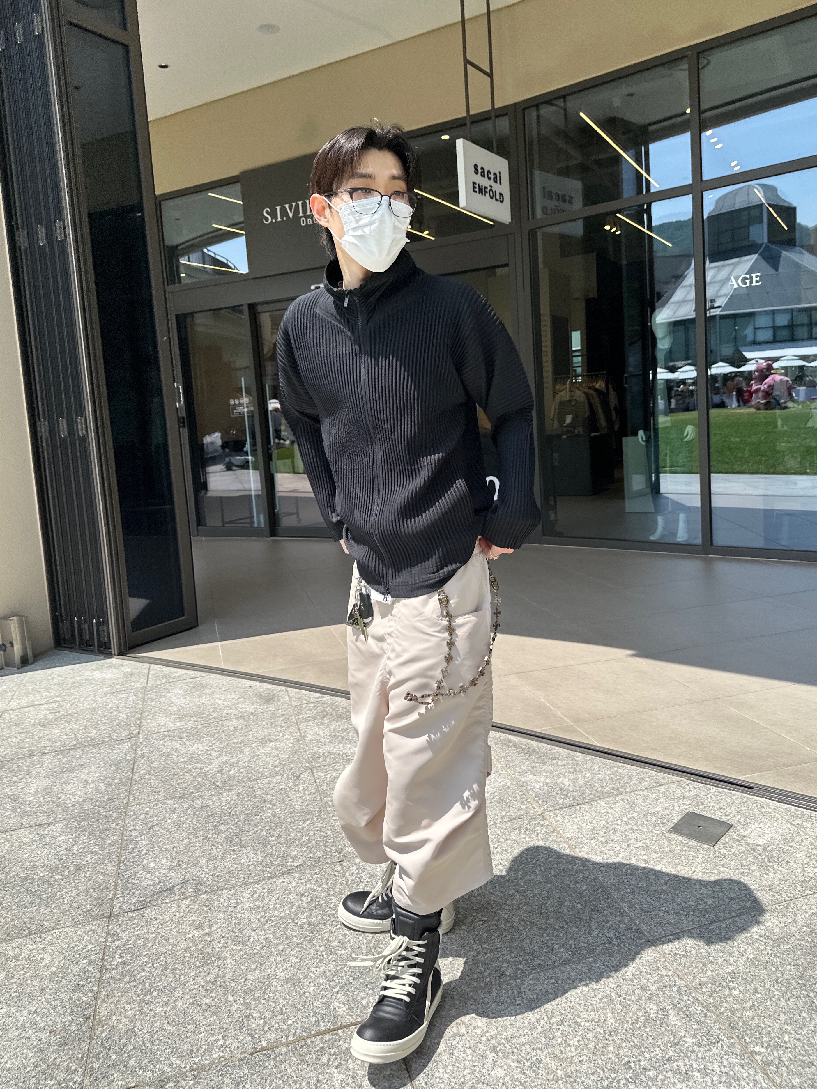 Homme Plisse Issey Miyake Basics Zip Up Jacket Black, Kamien 247 Nylon Bermuda Pants Light Beige 착용 스타일 - 5