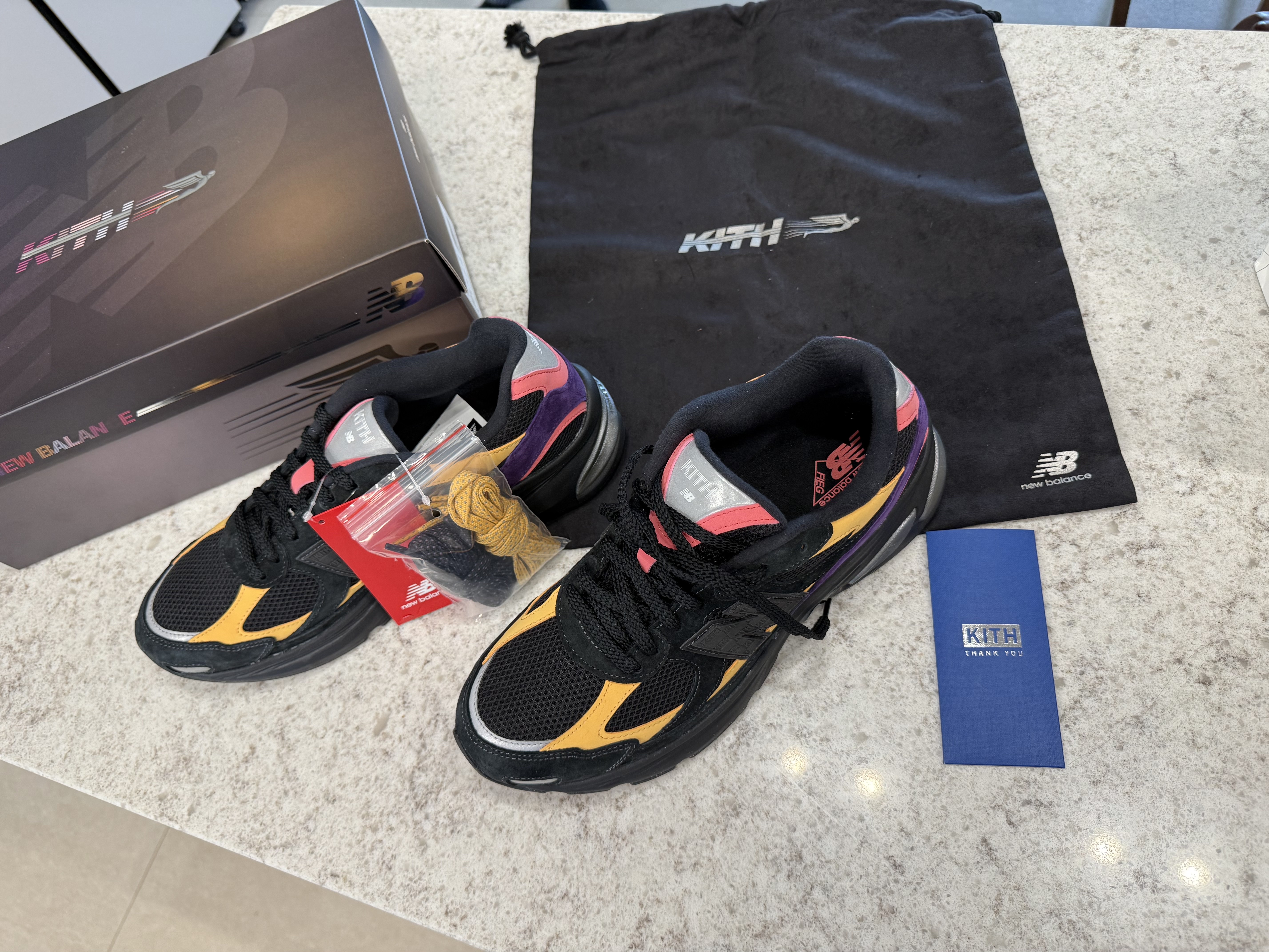 New Balance x Ronnie Fieg 2010 Abzorb Black Yellow, Human Made HM Logo Socks Black 착용 스타일 - 5