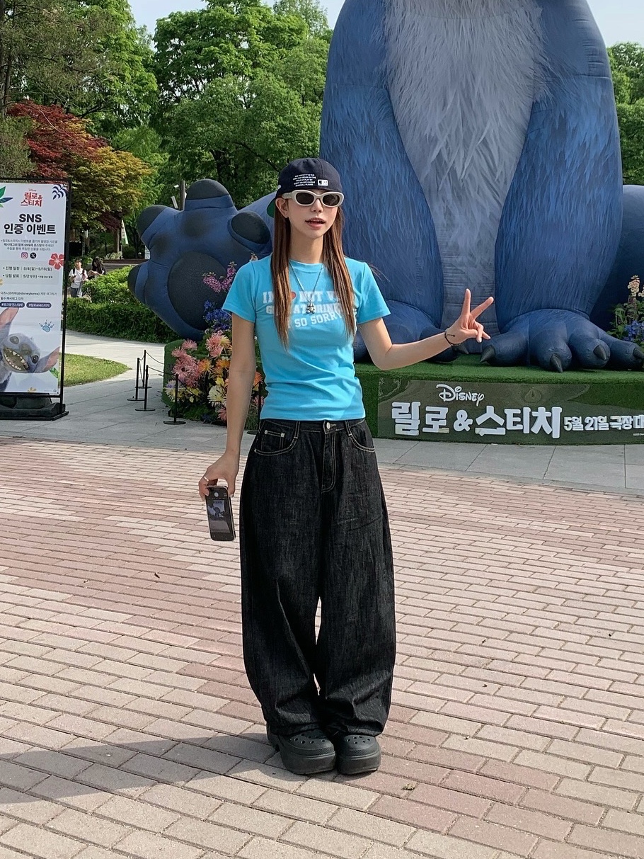 Gentle Monster x Maison Margiela MM004 Grey Black, Crocs Stomp Clog Black 착용 스타일 - 1