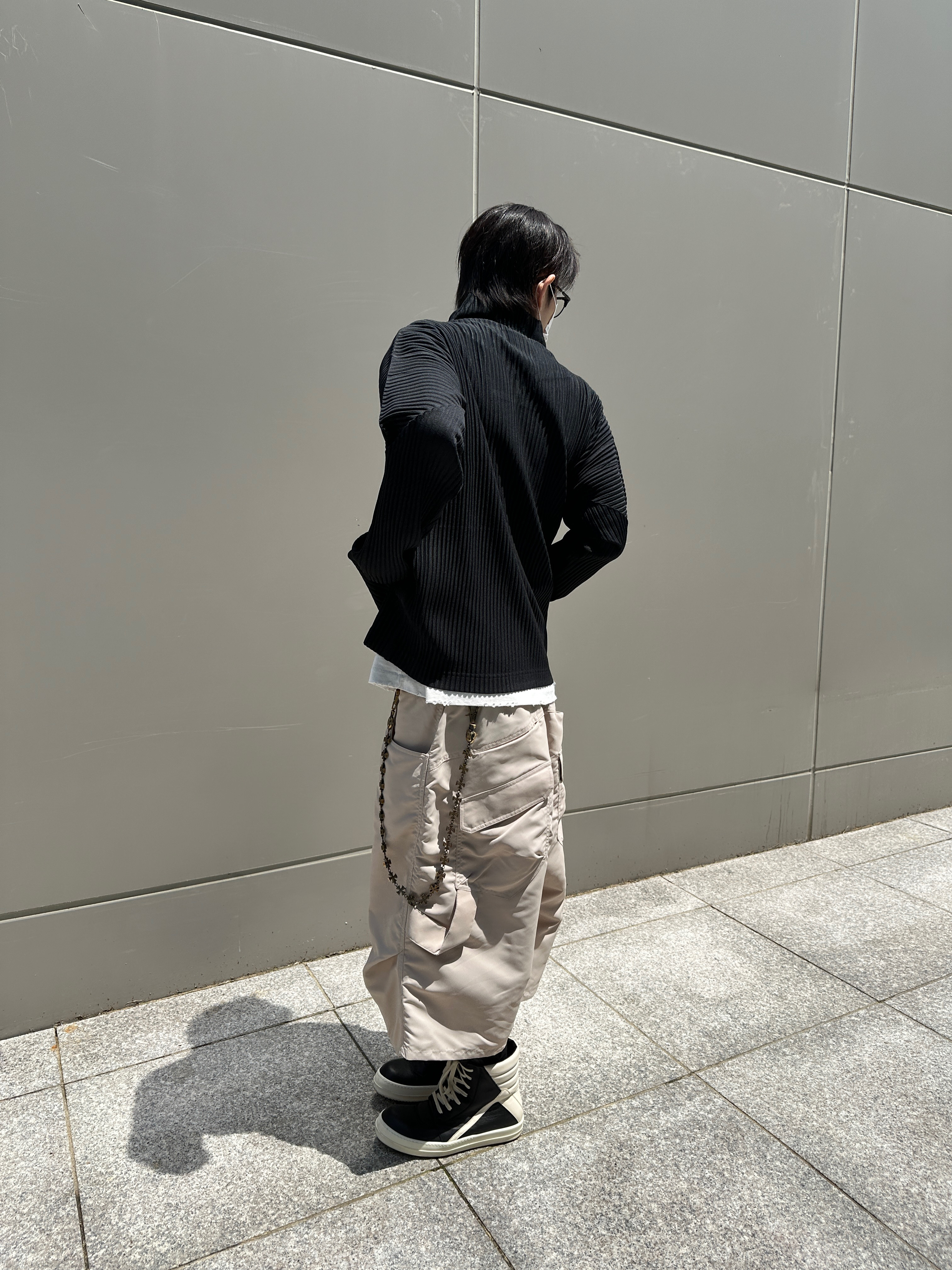 Homme Plisse Issey Miyake Basics Zip Up Jacket Black, Kamien 247 Nylon Bermuda Pants Light Beige 착용 스타일 - 1