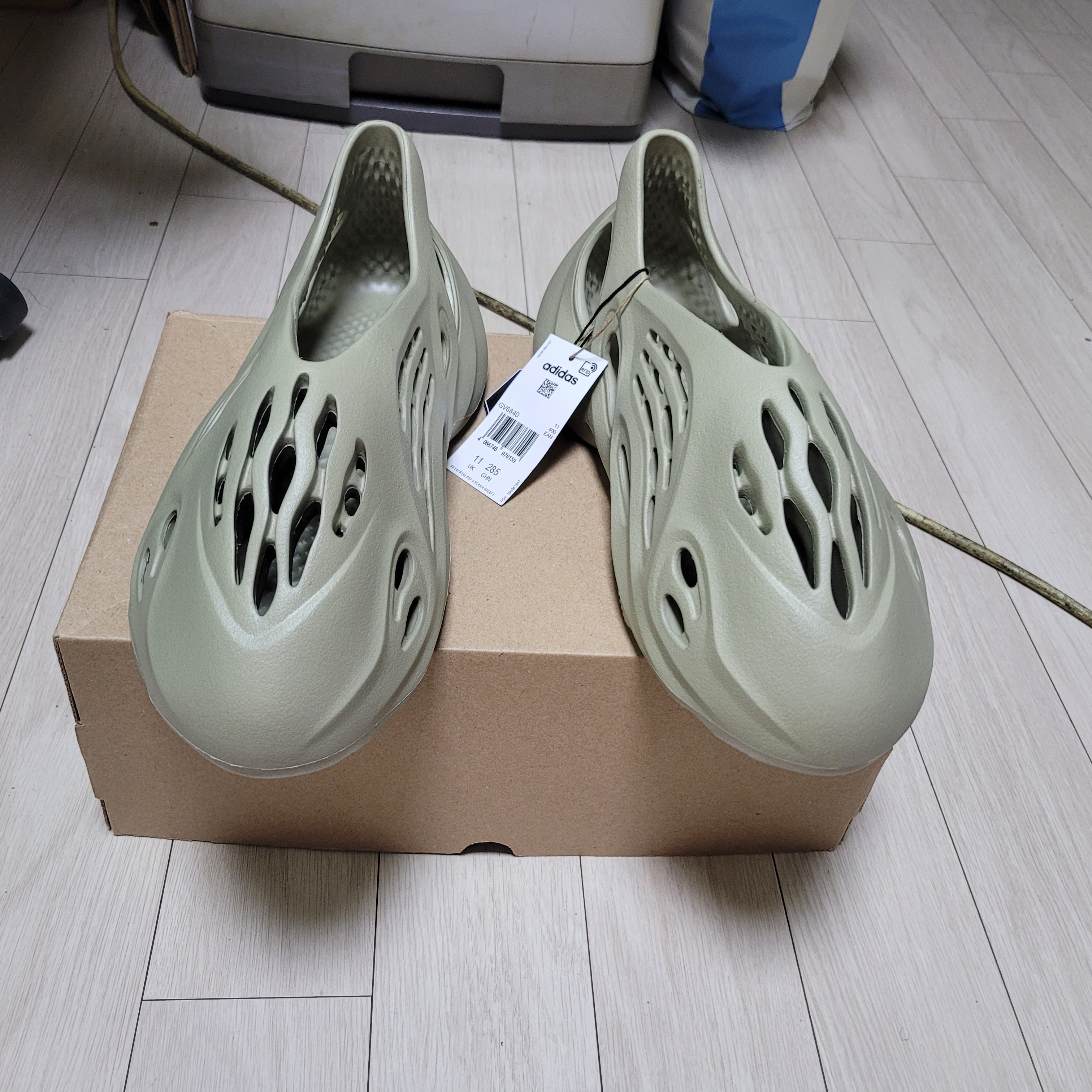 Adidas Yeezy Foam RNNR Stone Salt 착용 스타일 - 1