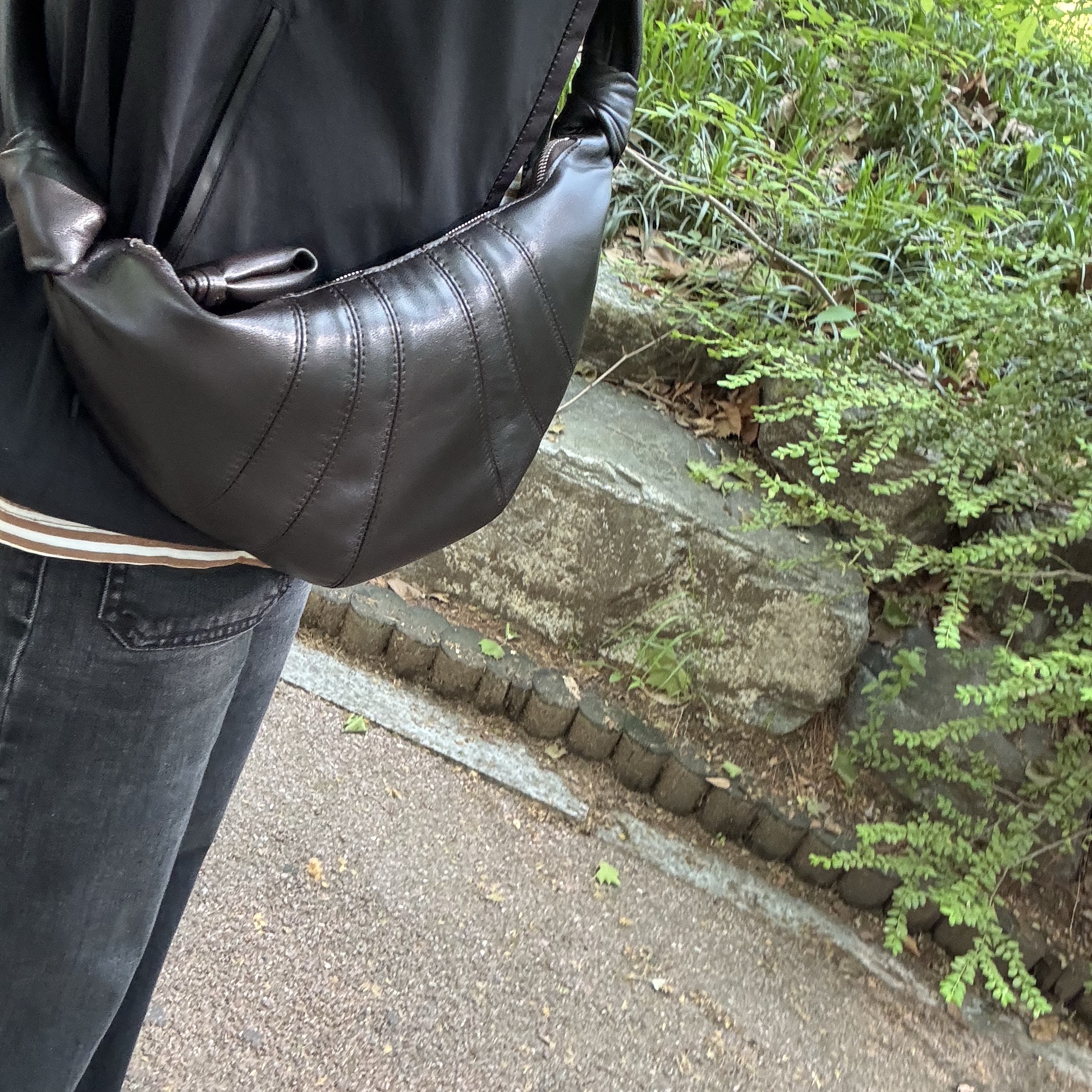 Lemaire Small Croissant Bag Soft Nappa Leather Dark Chocolate 착용 스타일