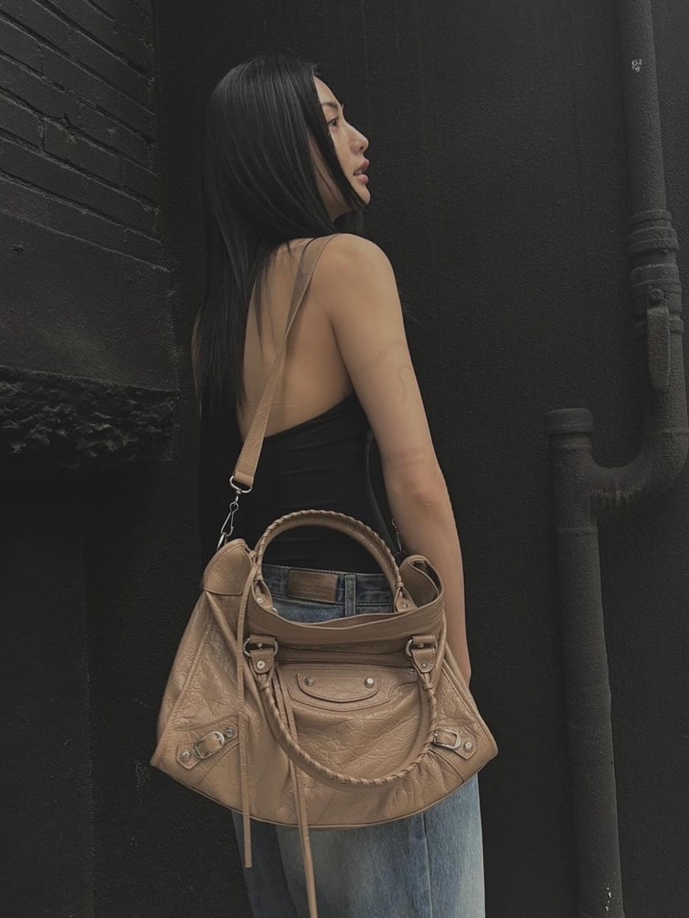 Balenciaga Le City Medium Bag Dark Beige, Balenciaga Le City Small Bag Black 착용 스타일 - 2