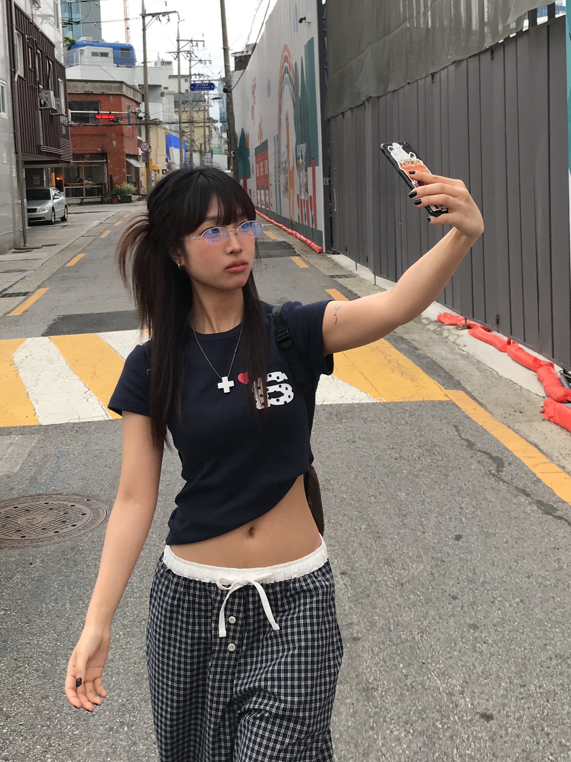 [예약 배송] AEAE Dot Small Letter Tee Navy 착용 스타일