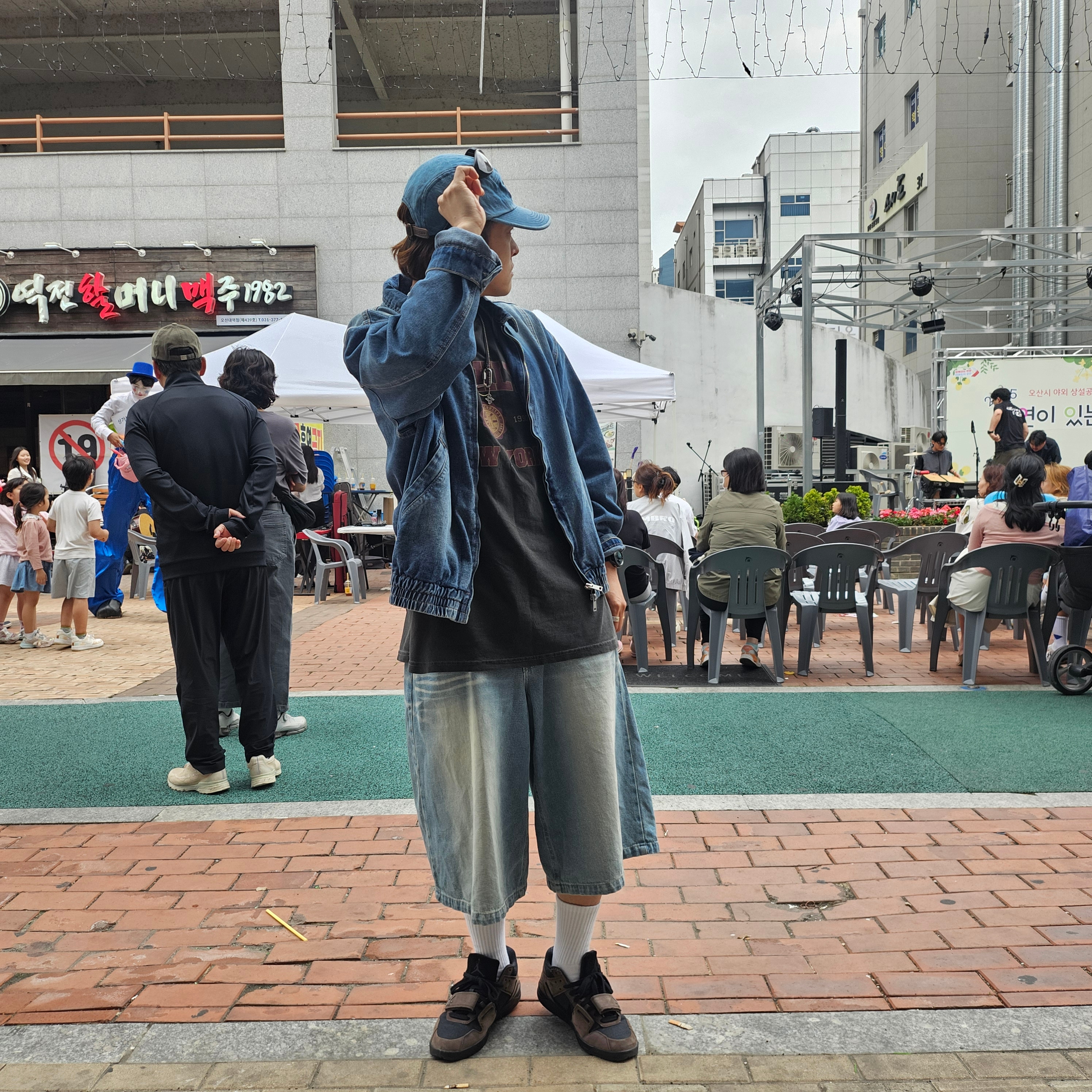 Supreme Washed Chino Twill Camp Cap Denim - 23FW, Jordan x Travis Scott Jumpman Jack TR Black and Dark Mocha 착용 스타일 - 1