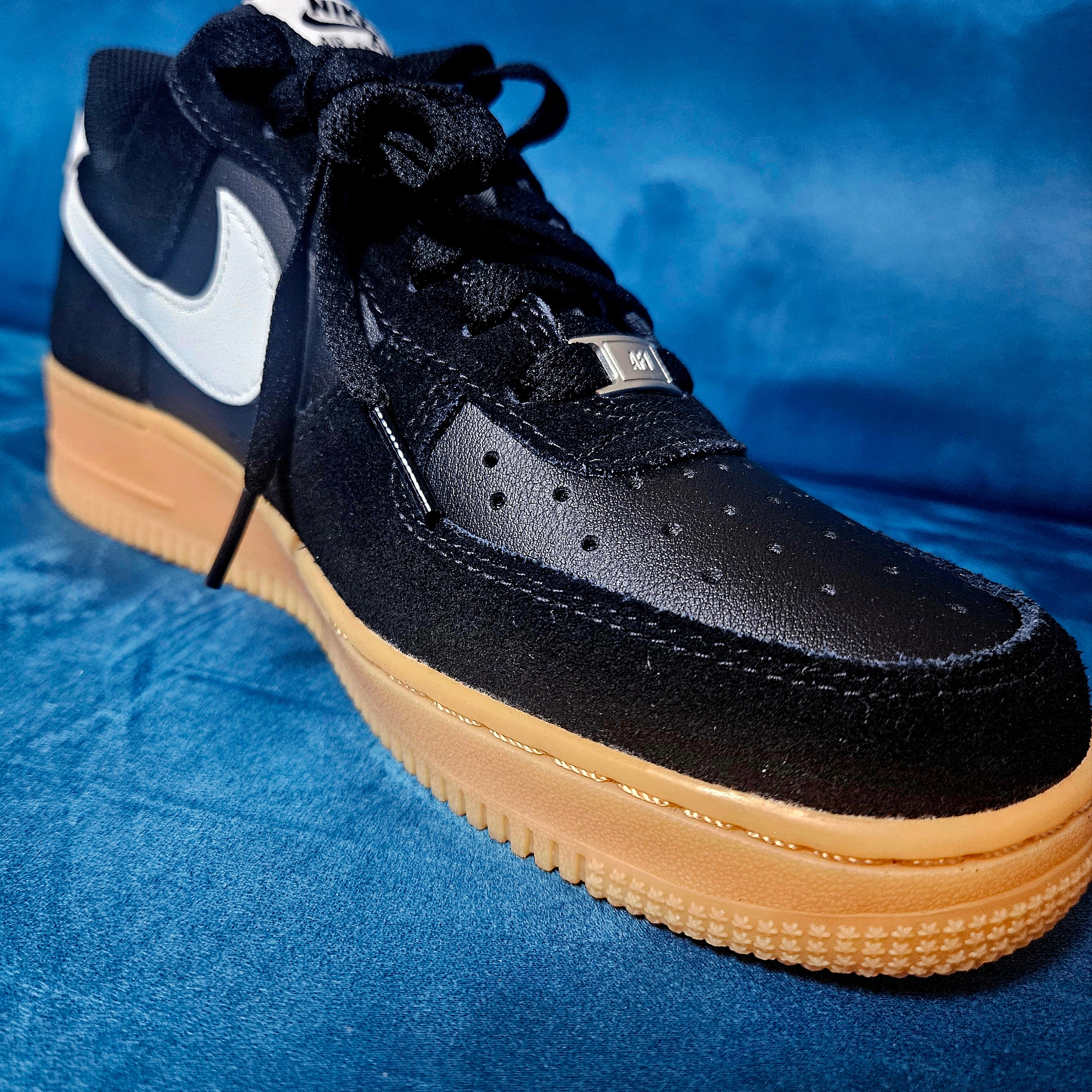 Nike Air Force 1 '07 LV8 Black Gum Light Brown 착용 스타일