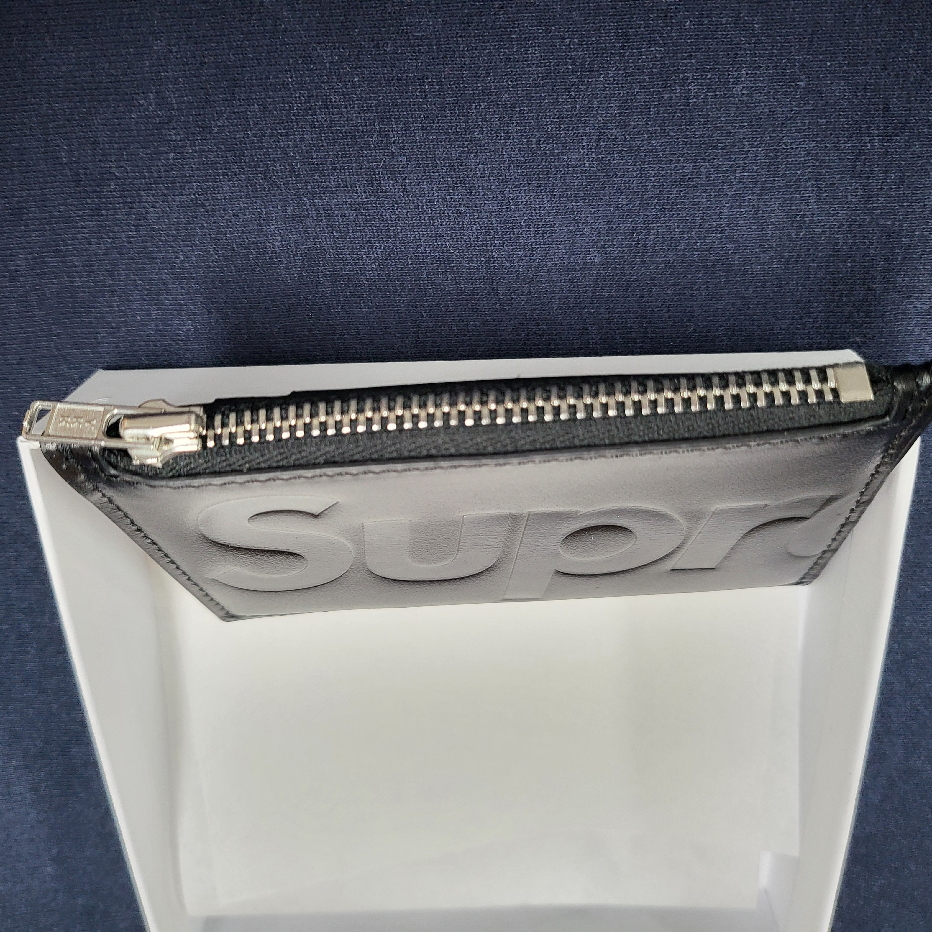 Supreme Leather Zip Card Holder Black 착용 스타일