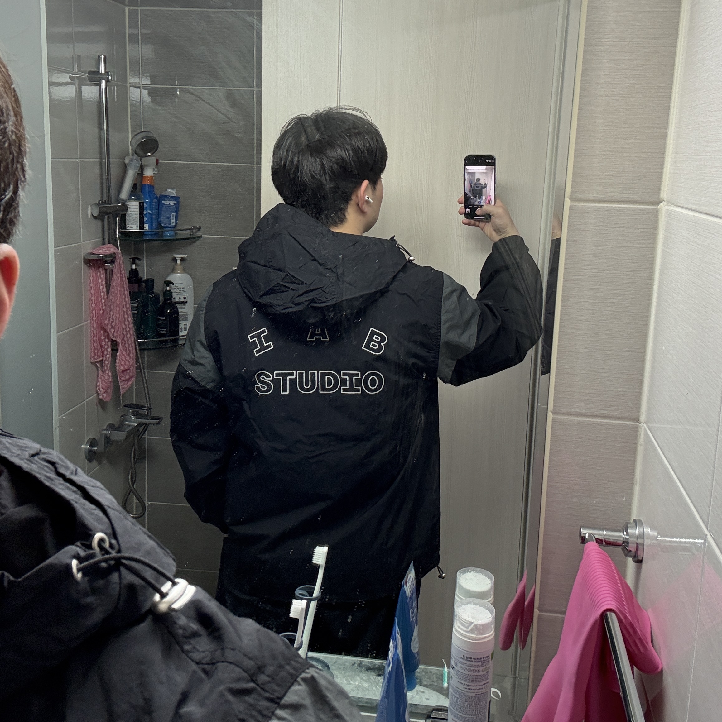 IAB Studio Wind Jacket Pack Black Silver 착용 스타일